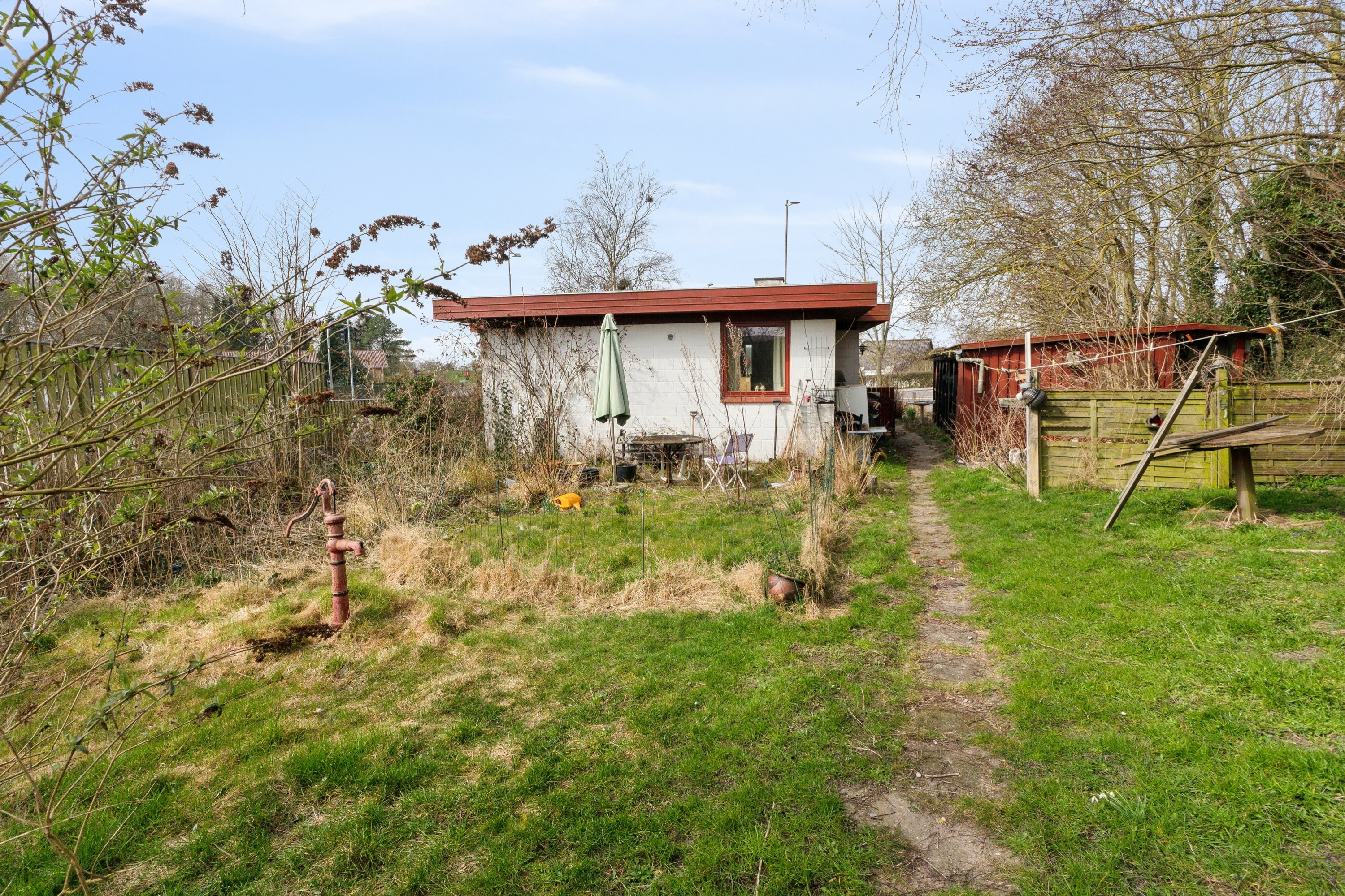 Fremhævet set fra haven billede i fuldskærmstilstand. Billede af Sundbrovej 51, 5700 Svendborg