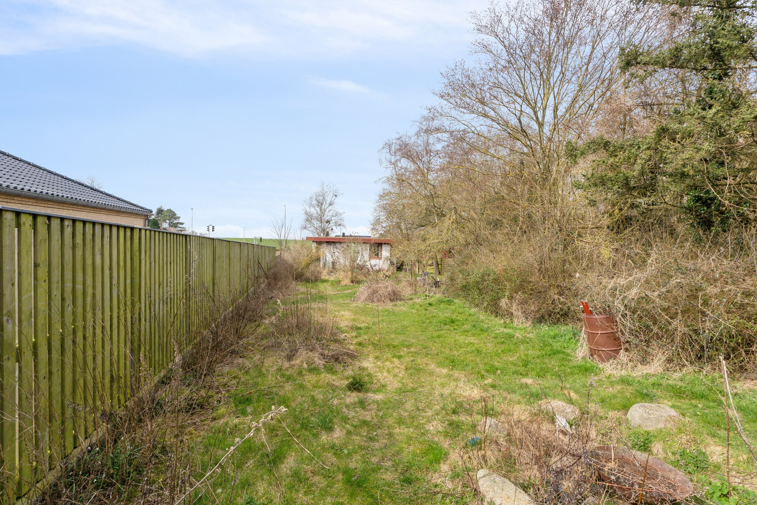 Fremhævet set fra haven billede i fuldskærmstilstand. Billede af Sundbrovej 51, 5700 Svendborg