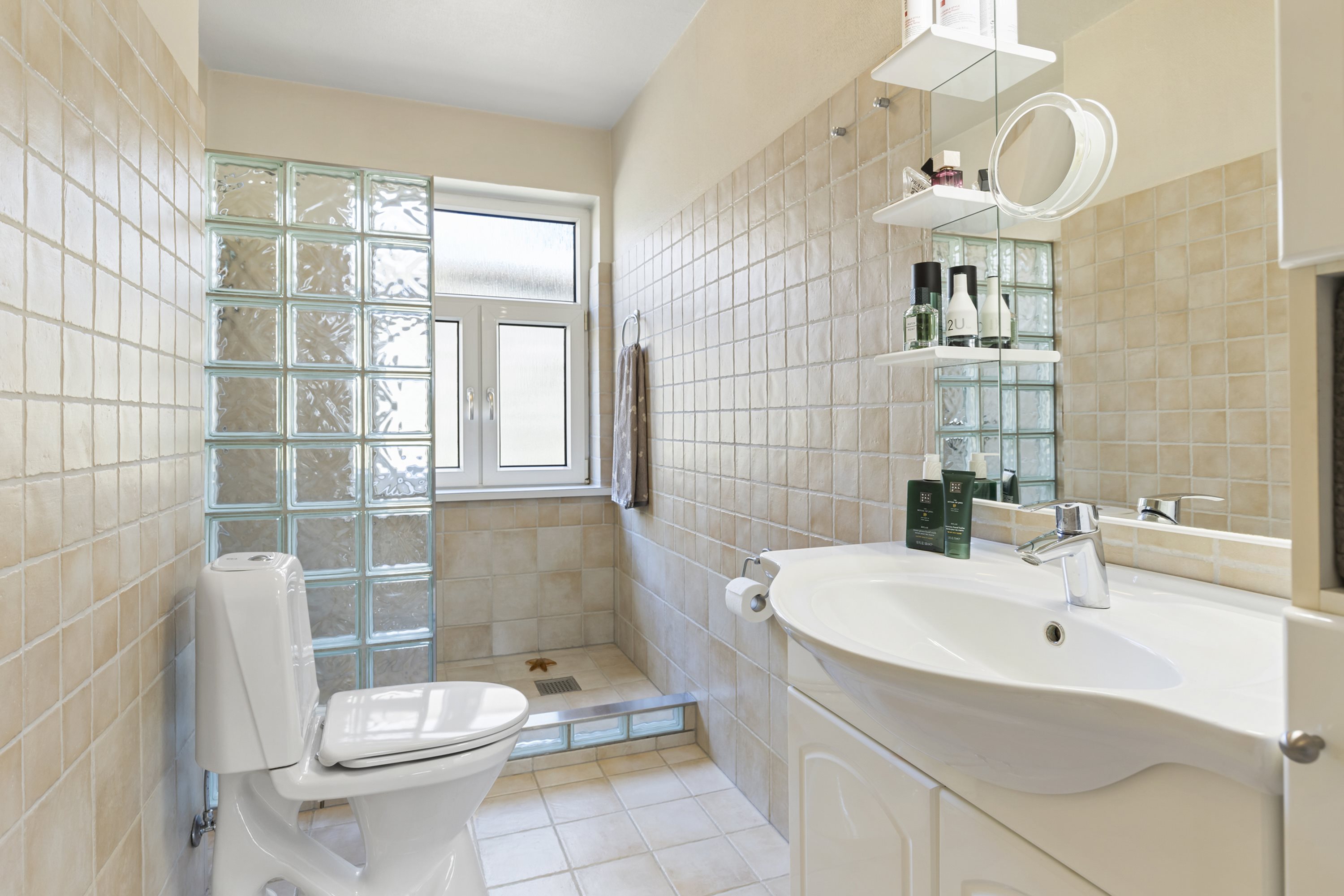 Fremhævet badeværelse billede i fuldskærmstilstand. Billede af Ane Dams Gade 20, 9400 Nørresundby