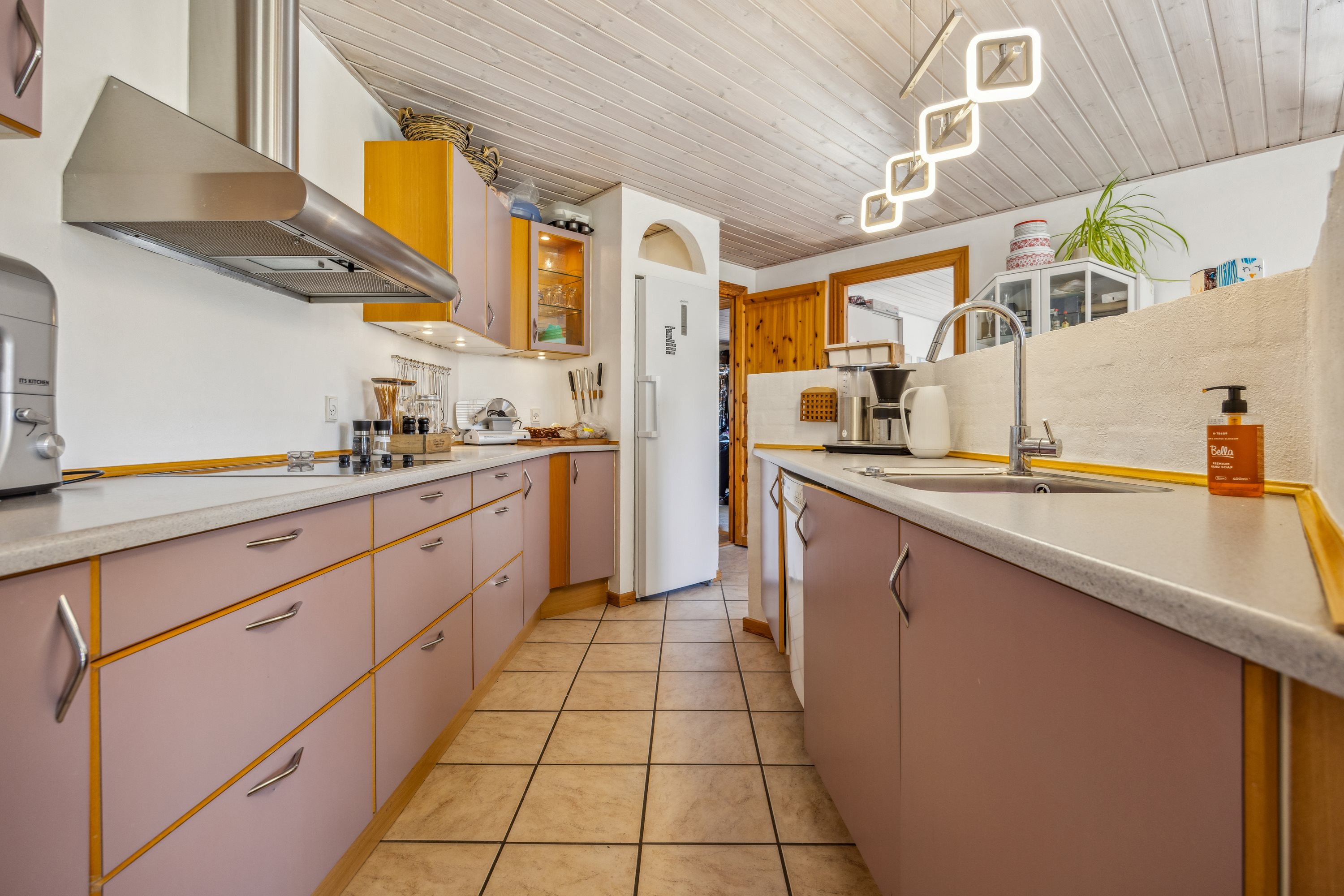 Fremhævet køkken/alrum billede i fuldskærmstilstand. Billede af Ole Langes Vej 2, 9460 Brovst