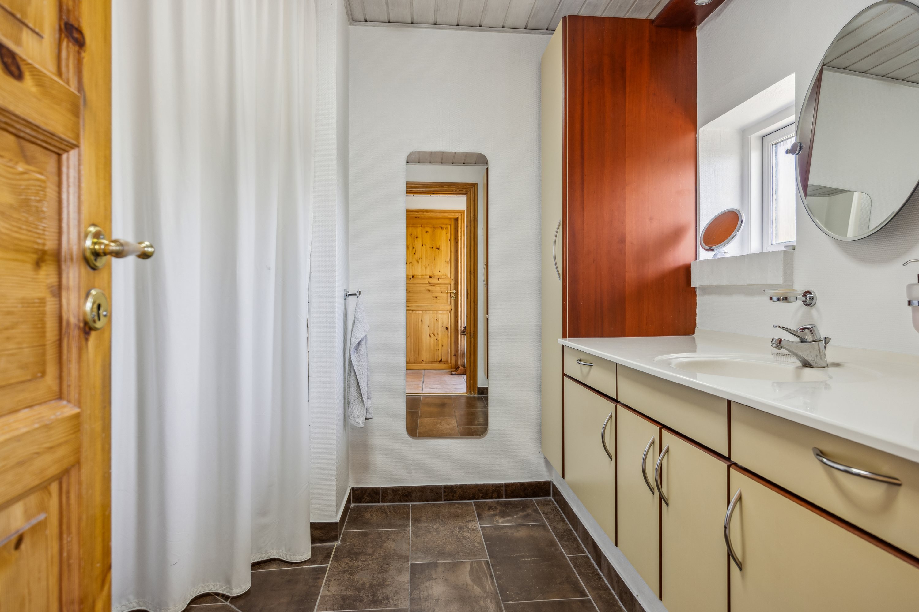 Fremhævet badeværelse billede i fuldskærmstilstand. Billede af Ole Langes Vej 2, 9460 Brovst