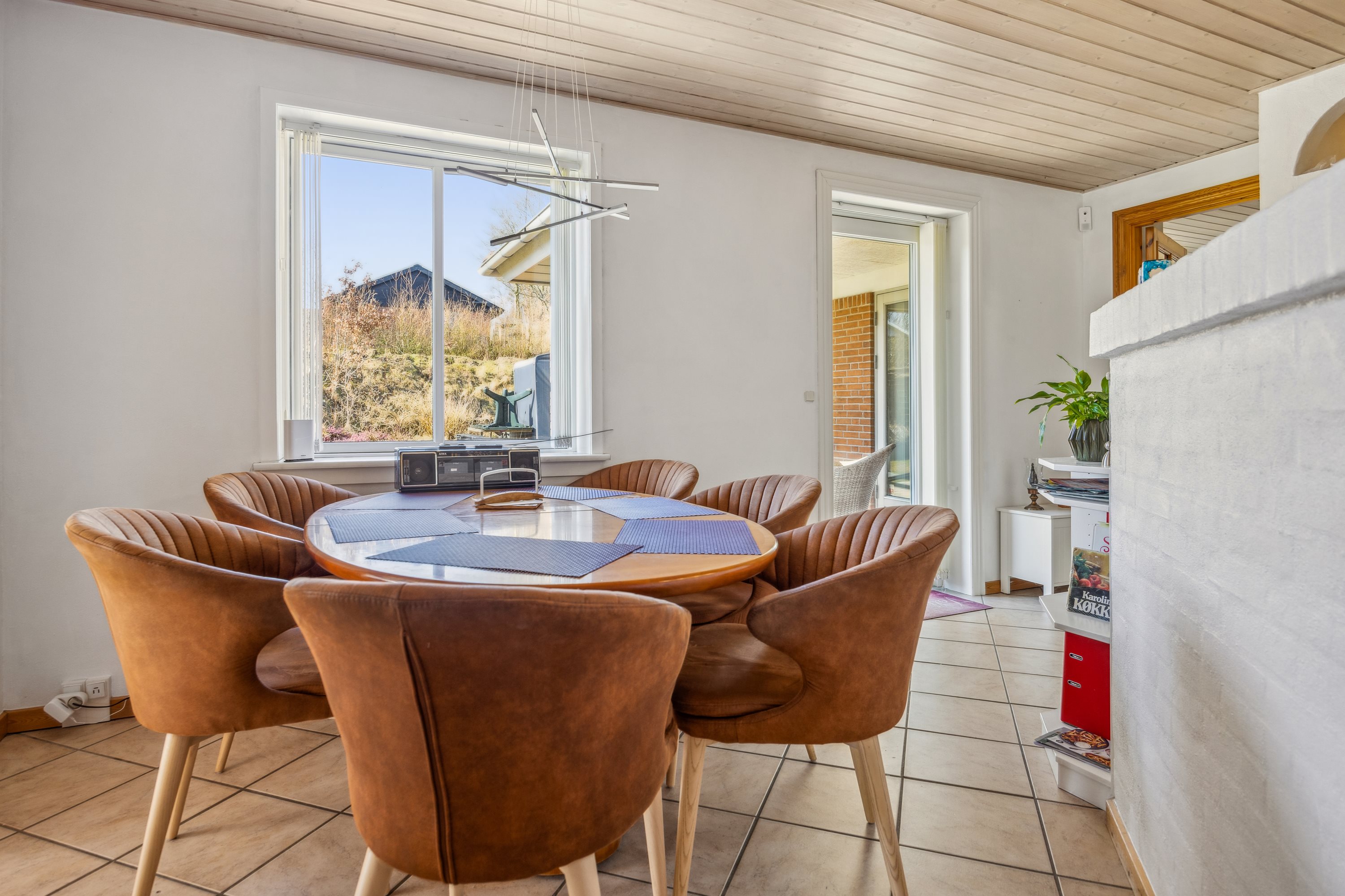 Fremhævet køkken/alrum billede i fuldskærmstilstand. Billede af Ole Langes Vej 2, 9460 Brovst