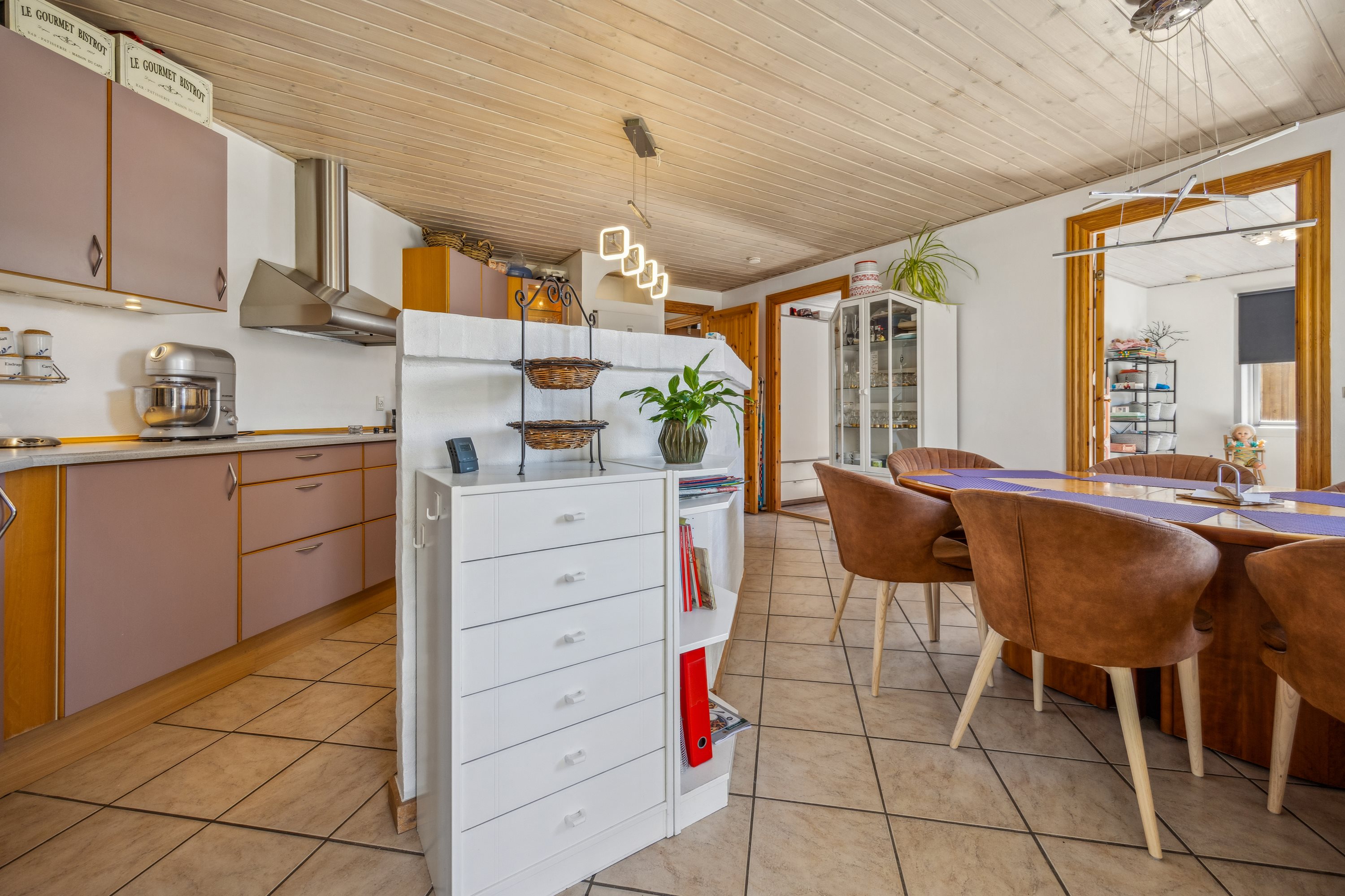 Fremhævet køkken/alrum billede i fuldskærmstilstand. Billede af Ole Langes Vej 2, 9460 Brovst