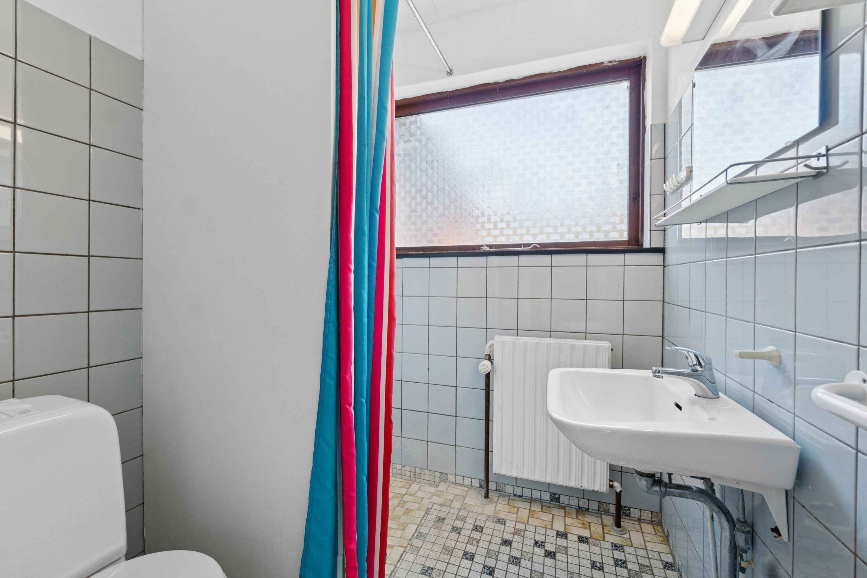 Fremhævet badeværelse billede i fuldskærmstilstand. Billede af Buen 7, Lobbæk, 3720 Aakirkeby