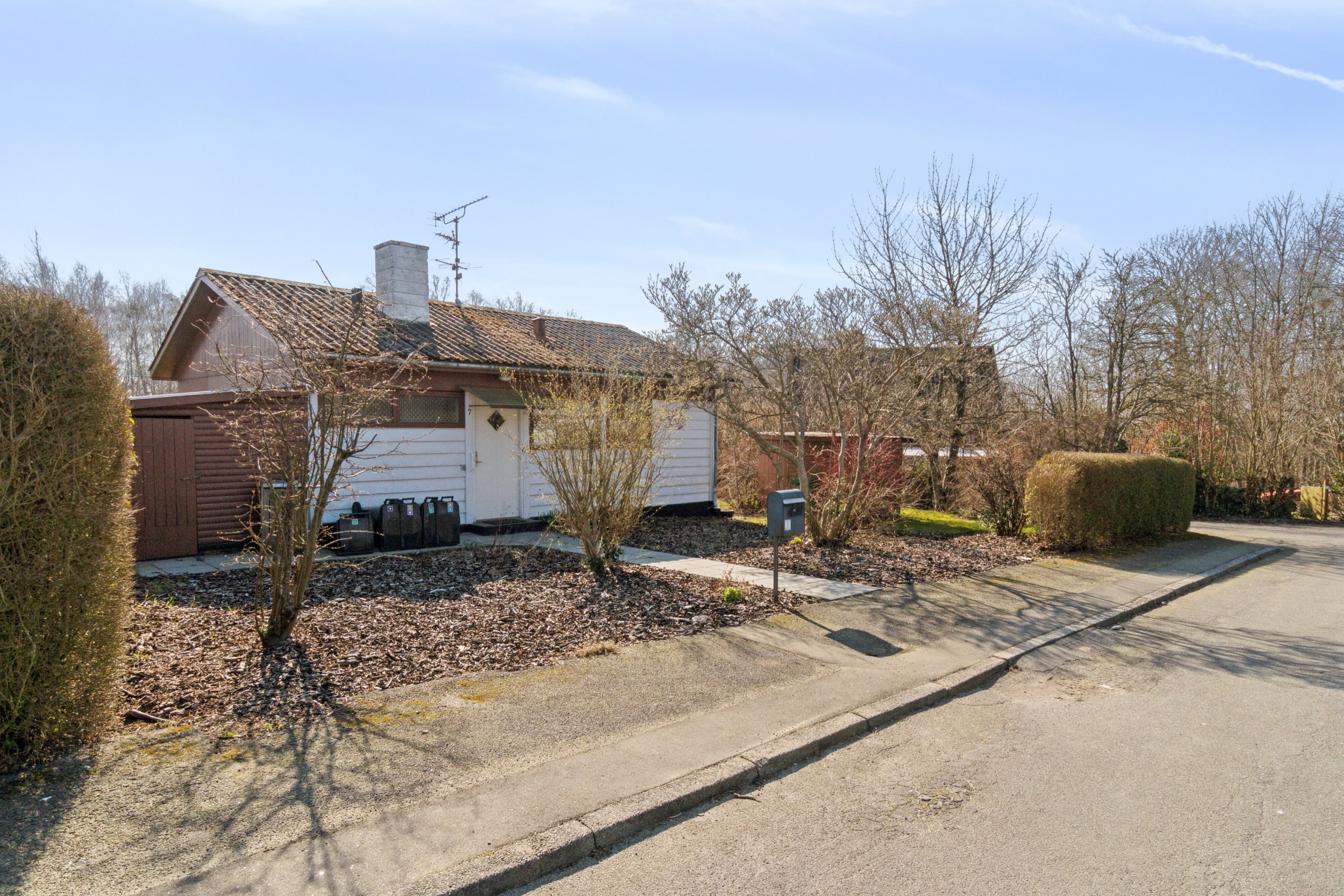 Miniaturebillede 1: set fra vejen. Billede af Buen 7, Lobbæk, 3720 Aakirkeby