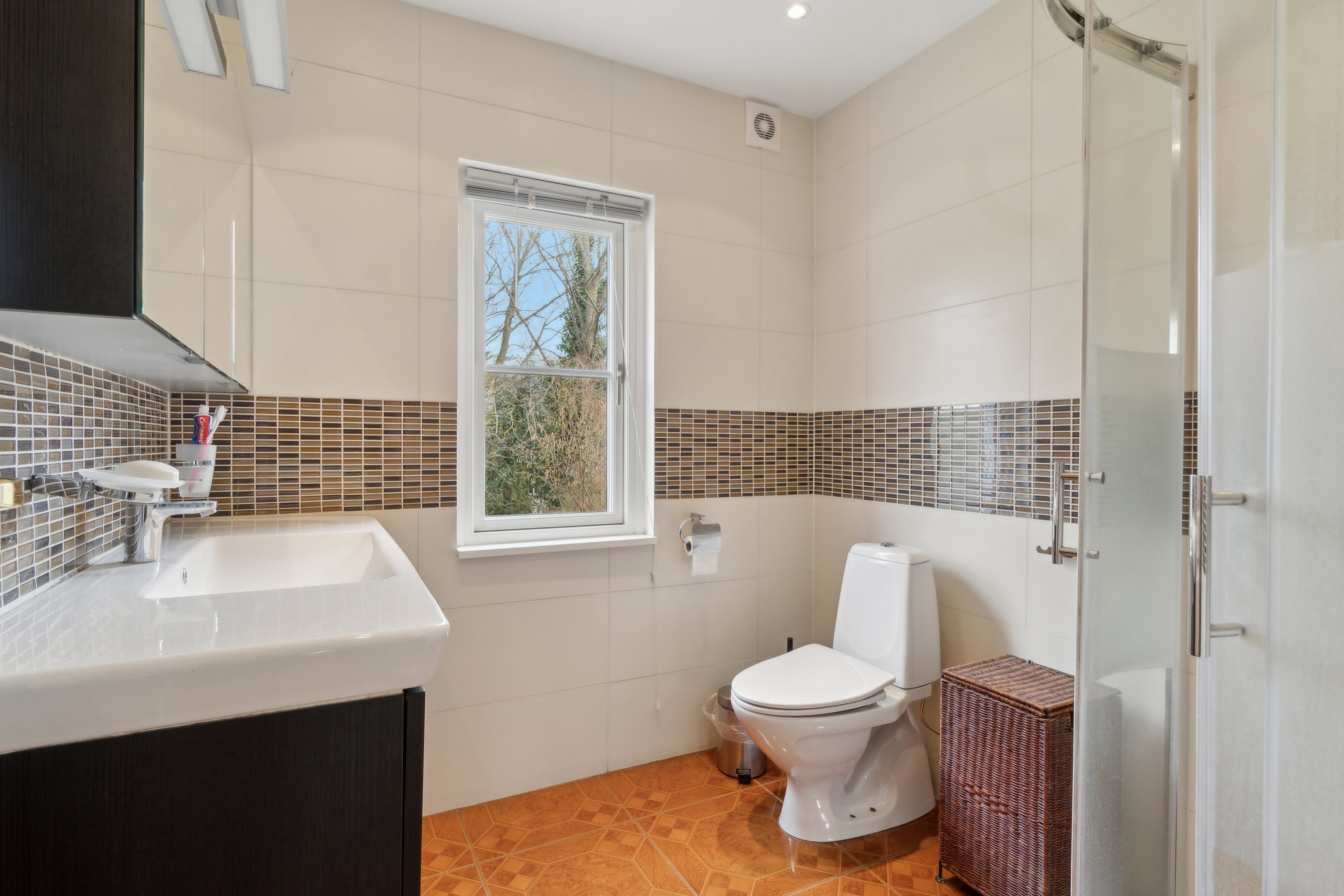 Fremhævet badeværelse billede i fuldskærmstilstand. Billede af Birkholmsvej 36, 2800 Kongens Lyngby