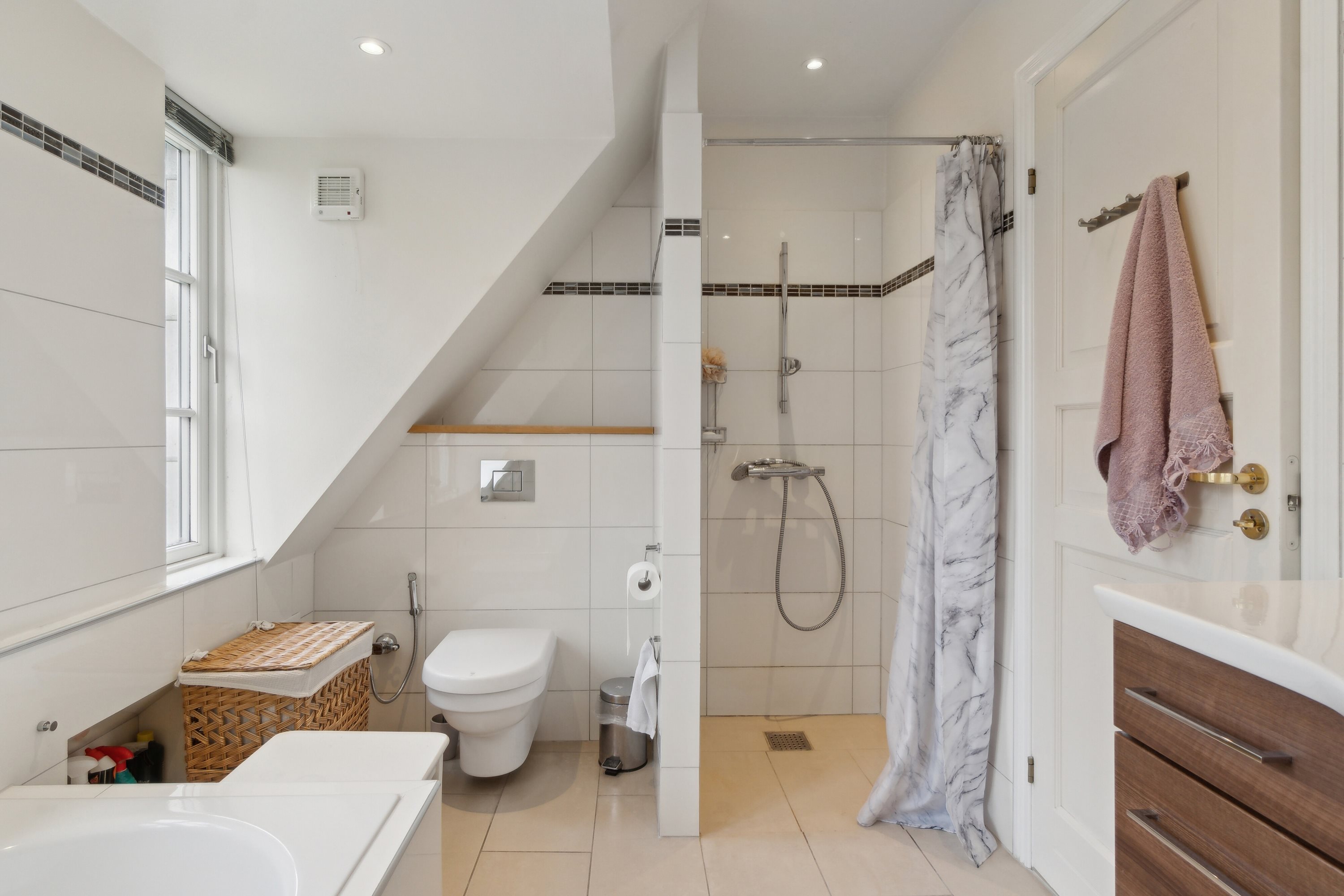 Fremhævet badeværelse billede i fuldskærmstilstand. Billede af Birkholmsvej 36, 2800 Kongens Lyngby