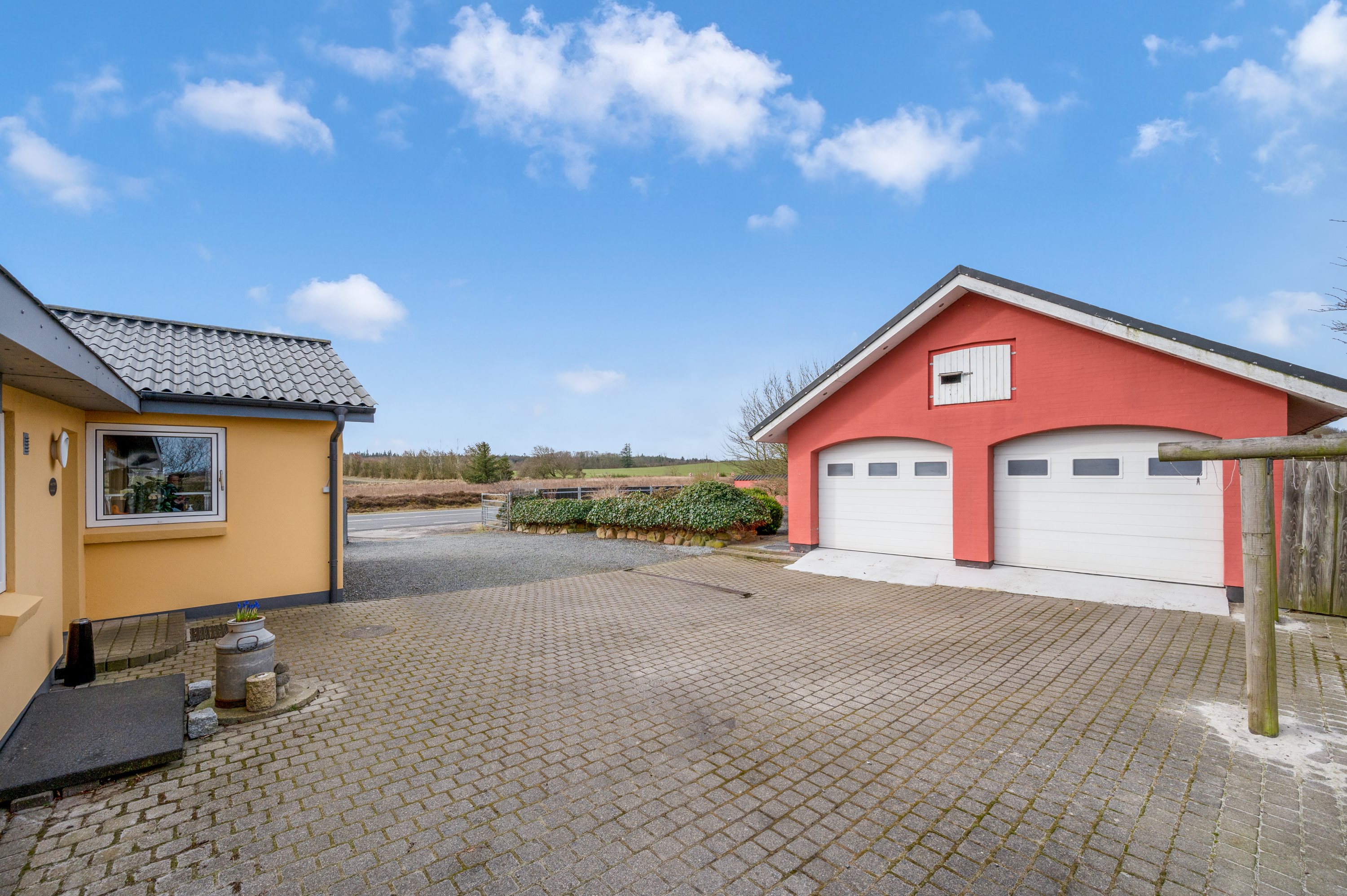 Fremhævet udendørs billede i fuldskærmstilstand. Billede af Tarmvej 6, Lønborg, 6880 Tarm