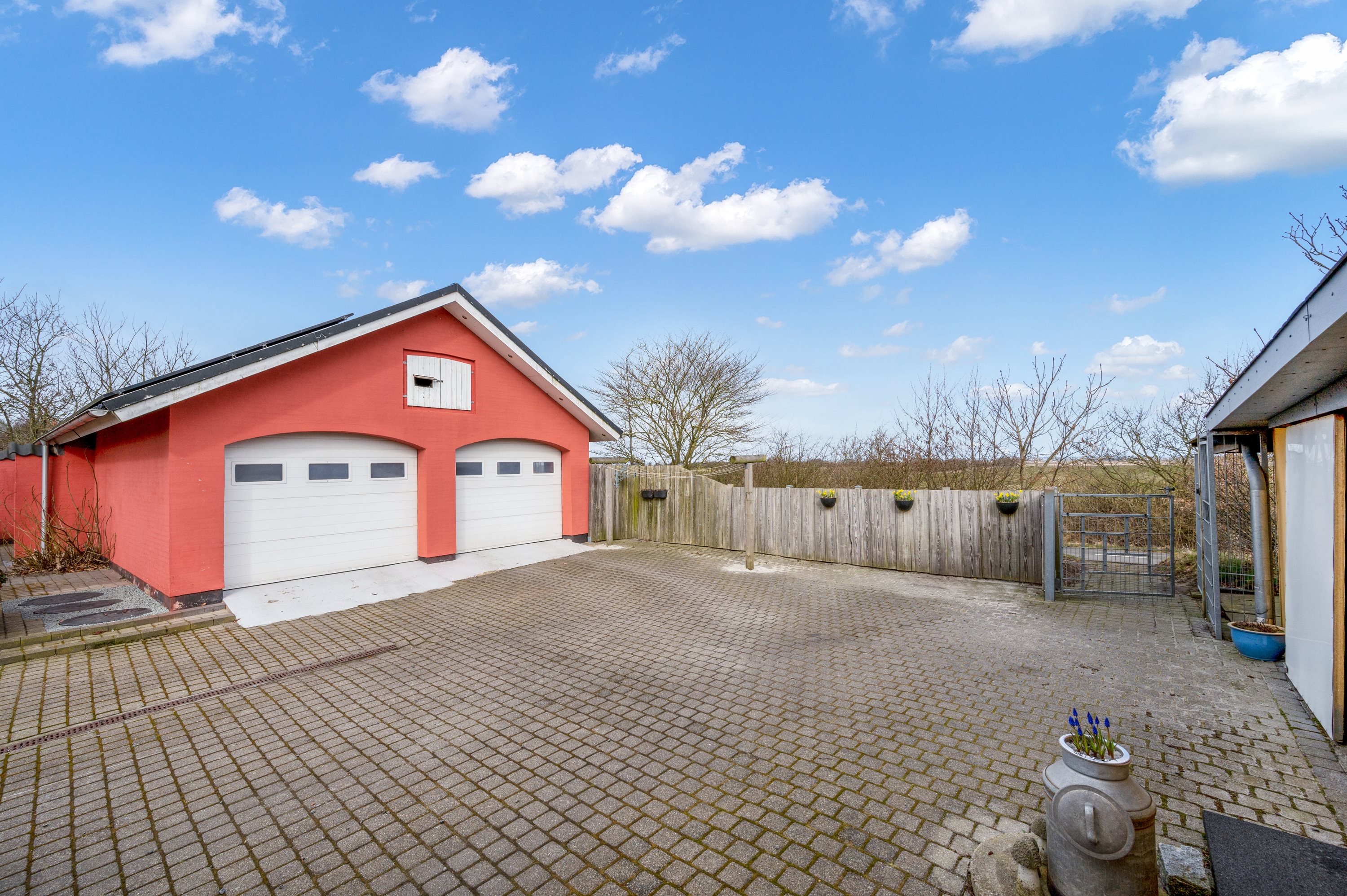 Fremhævet udendørs billede i fuldskærmstilstand. Billede af Tarmvej 6, Lønborg, 6880 Tarm