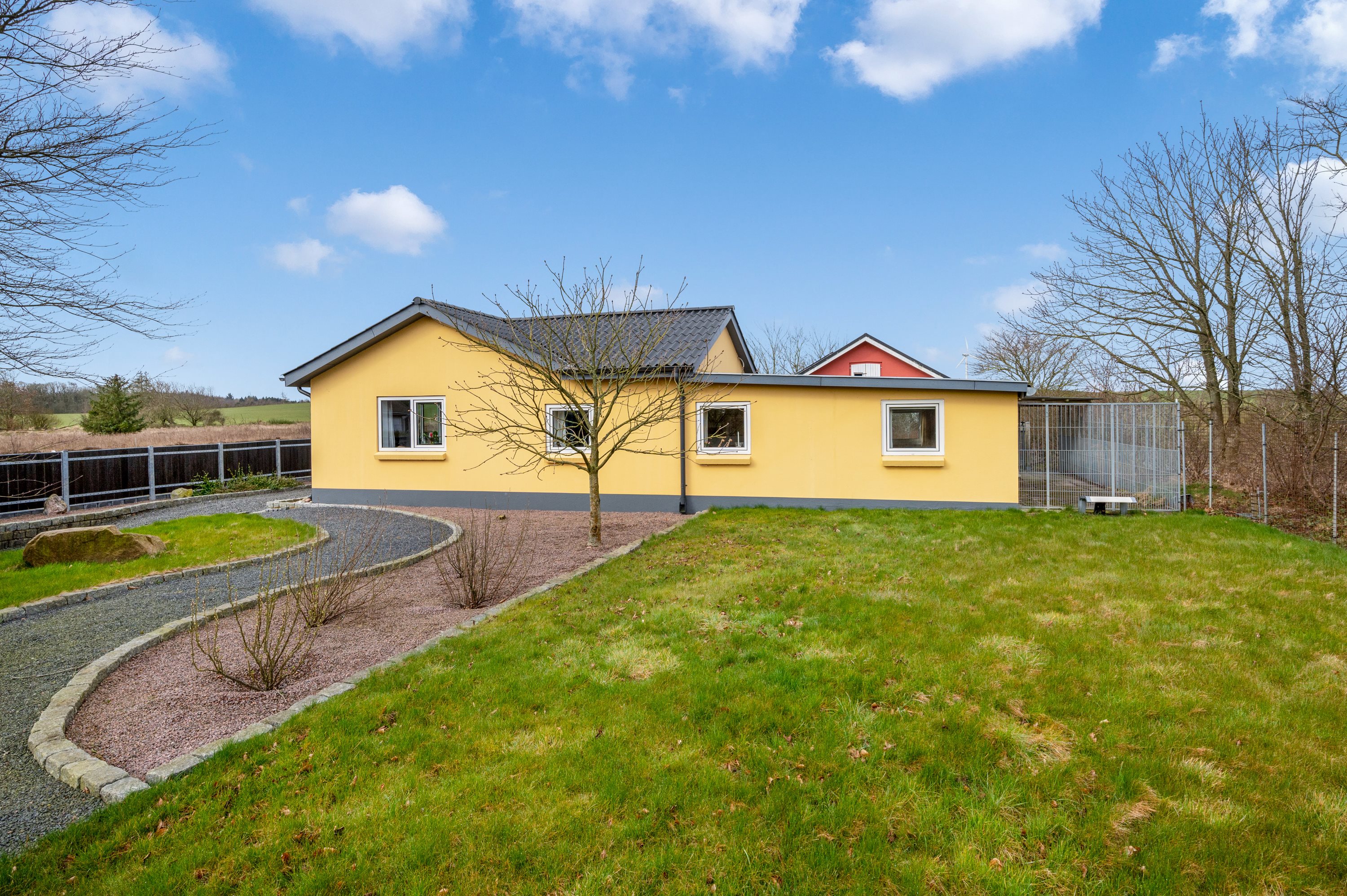 Fremhævet udendørs billede i fuldskærmstilstand. Billede af Tarmvej 6, Lønborg, 6880 Tarm