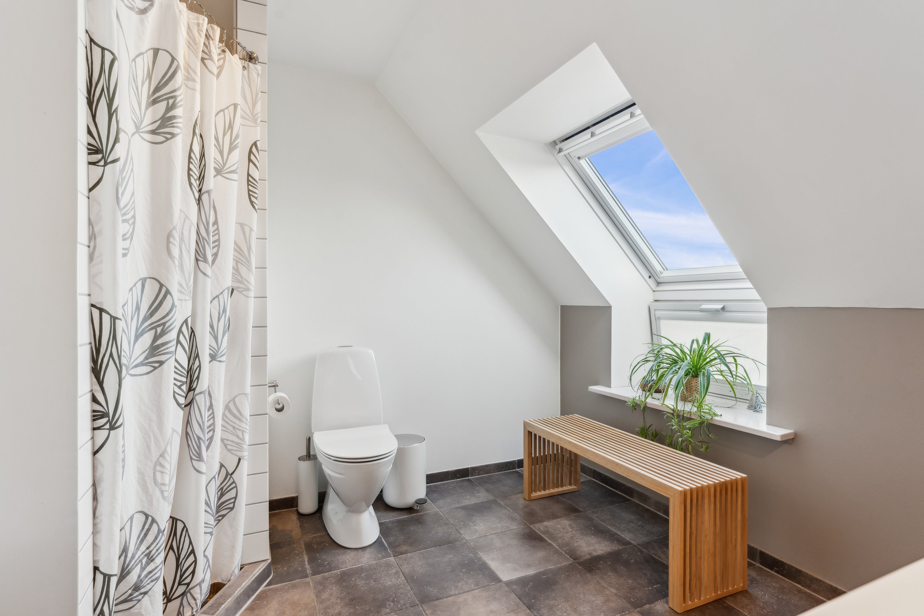 Fremhævet badeværelse billede i fuldskærmstilstand. Billede af Granvænget 15, 8990 Fårup