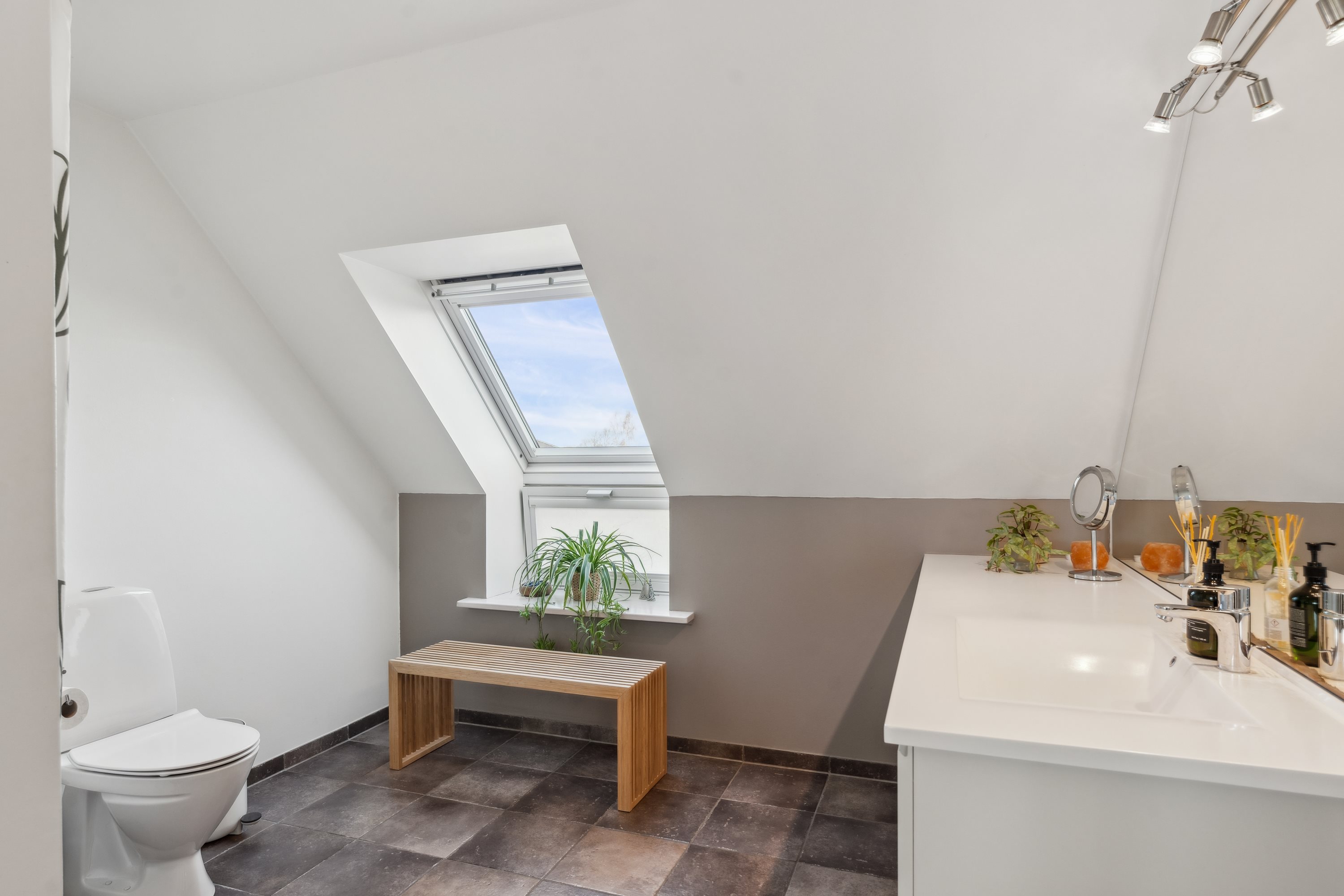 Fremhævet badeværelse billede i fuldskærmstilstand. Billede af Granvænget 15, 8990 Fårup