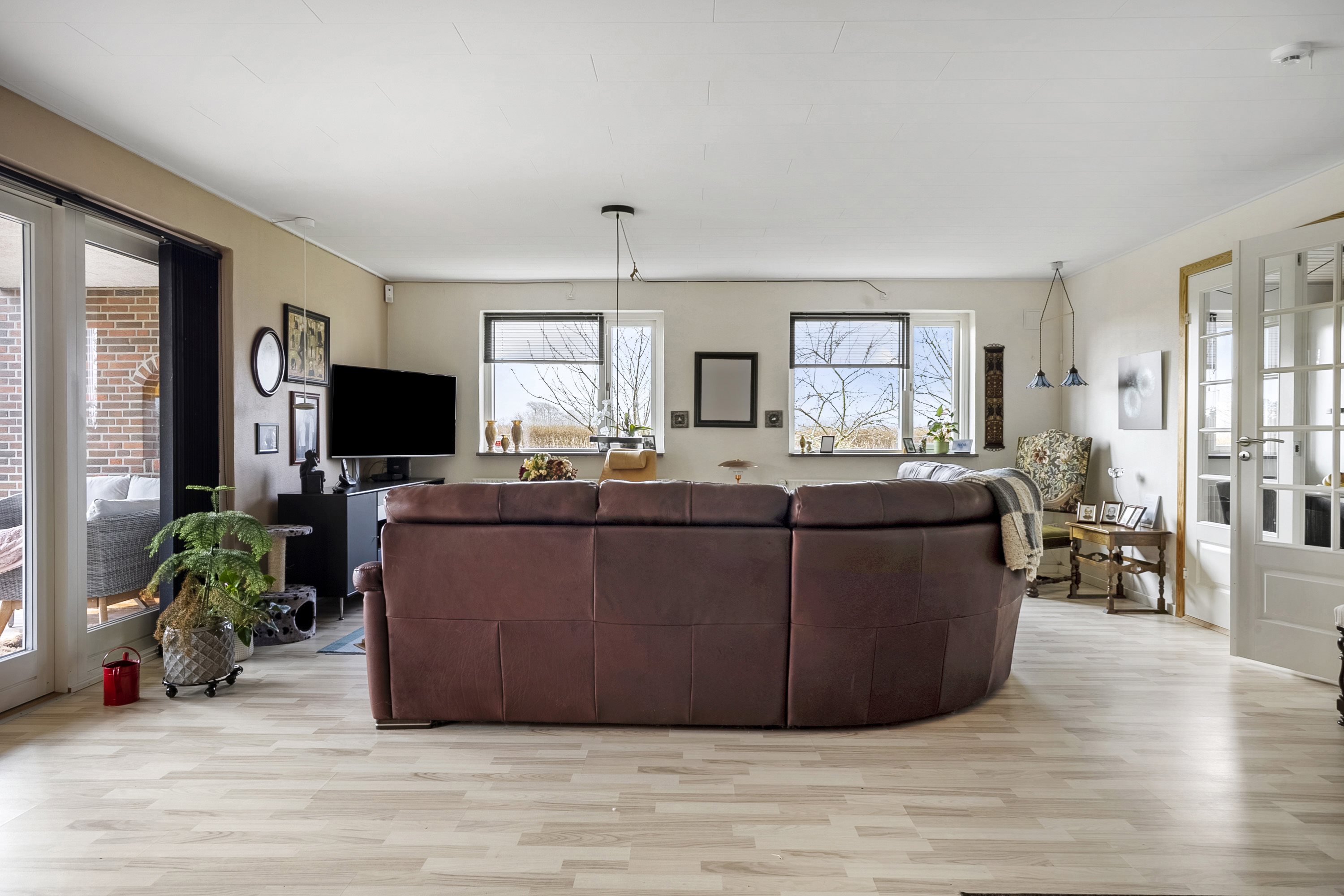 Fremhævet stue billede i fuldskærmstilstand. Billede af Isbjerg Møllevej 66, 6800 Varde