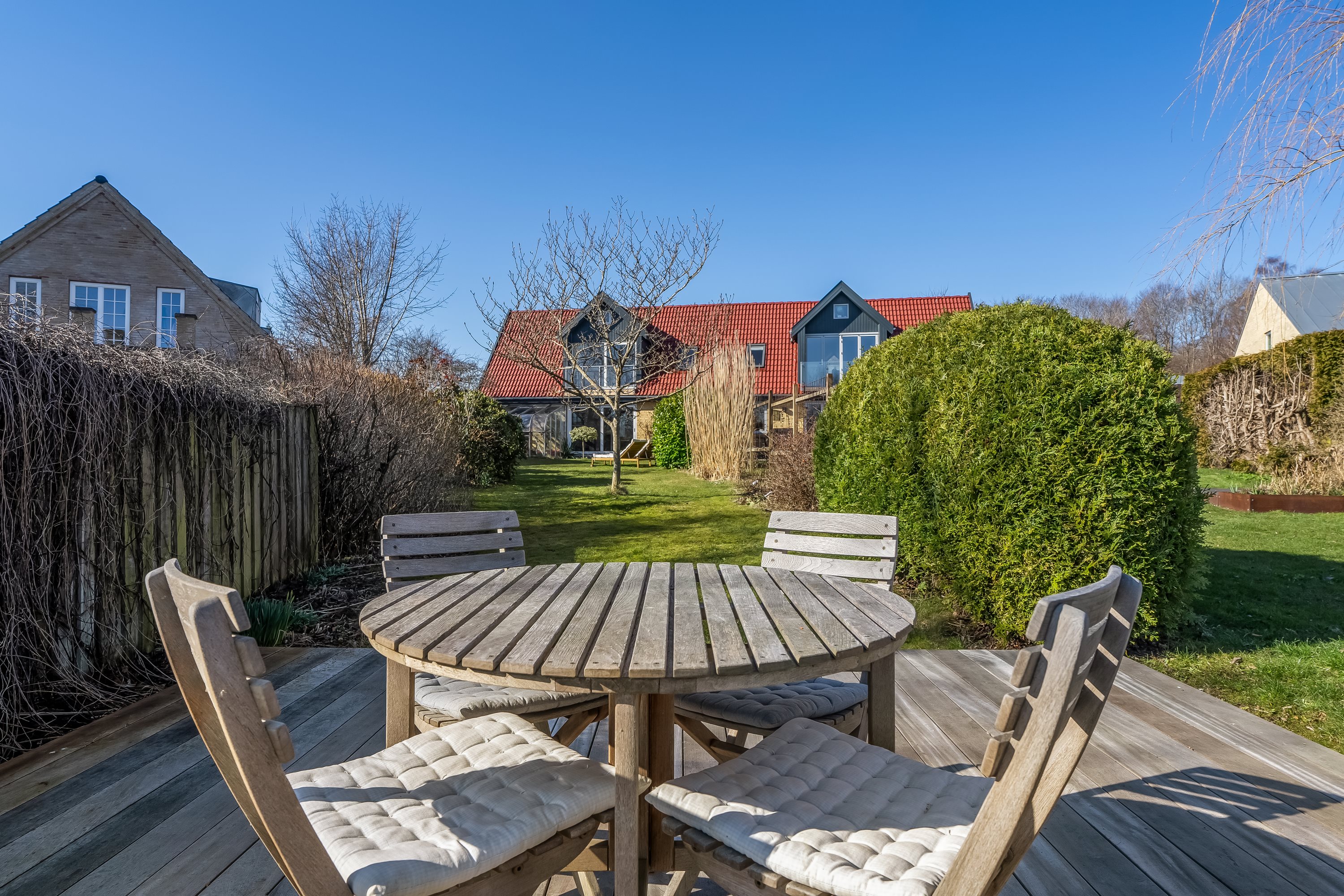 Fremhævet terrassen & ejendommen billede i fuldskærmstilstand. Billede af Strandmarken 1A, 3050 Humlebæk