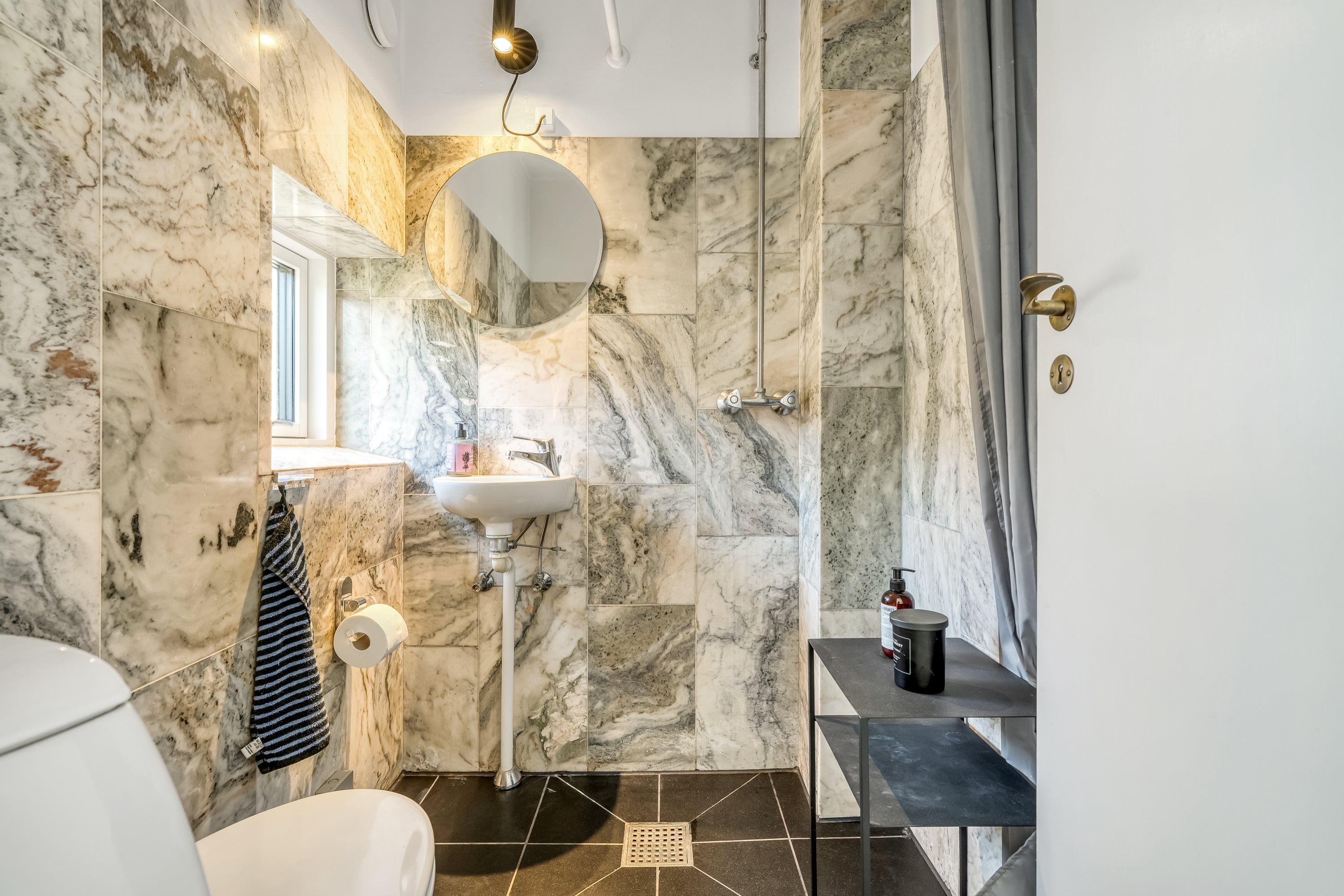 Fremhævet badeværelse billede i fuldskærmstilstand. Billede af Strandmarken 1A, 3050 Humlebæk