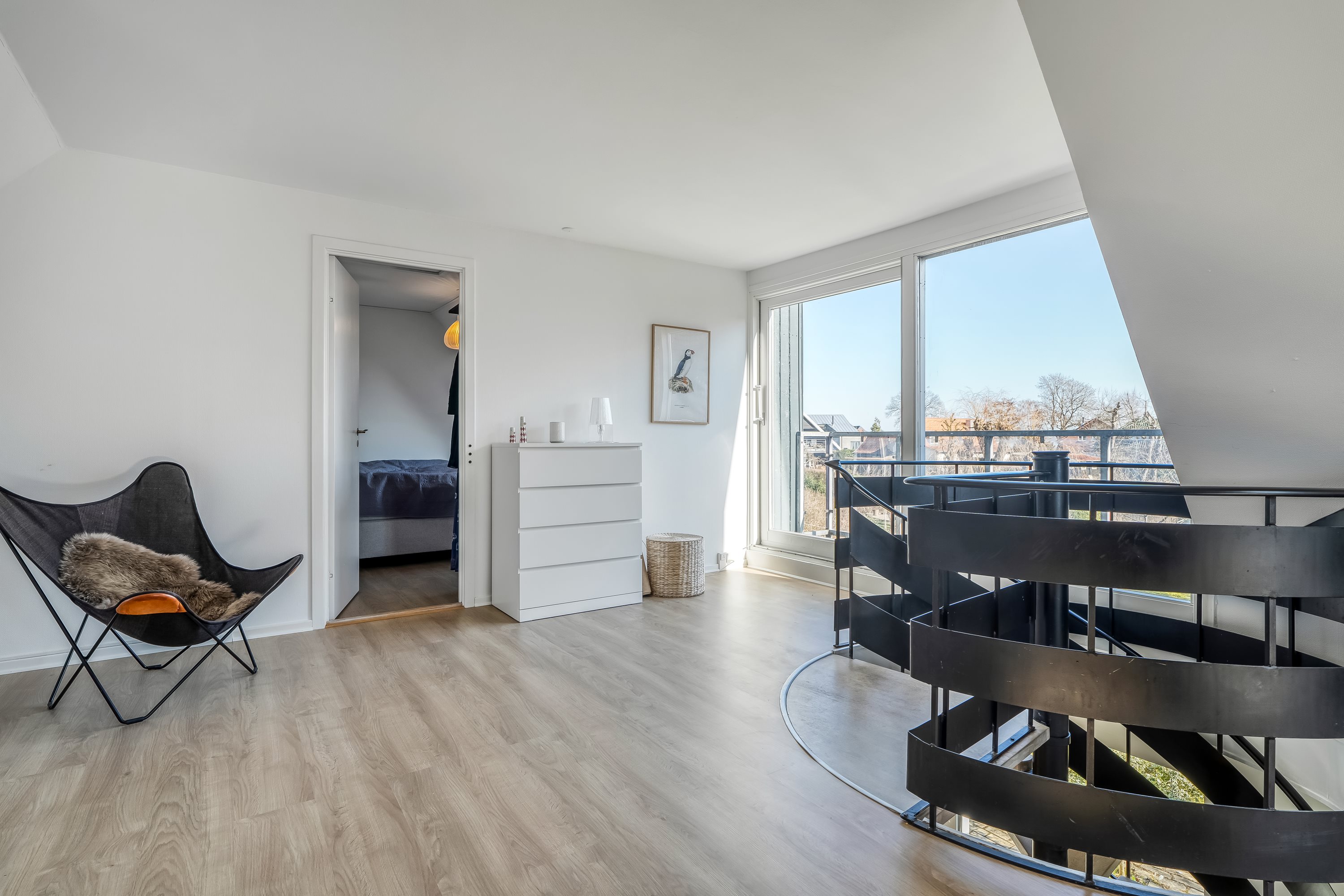 Fremhævet 1. sal billede i fuldskærmstilstand. Billede af Strandmarken 1A, 3050 Humlebæk