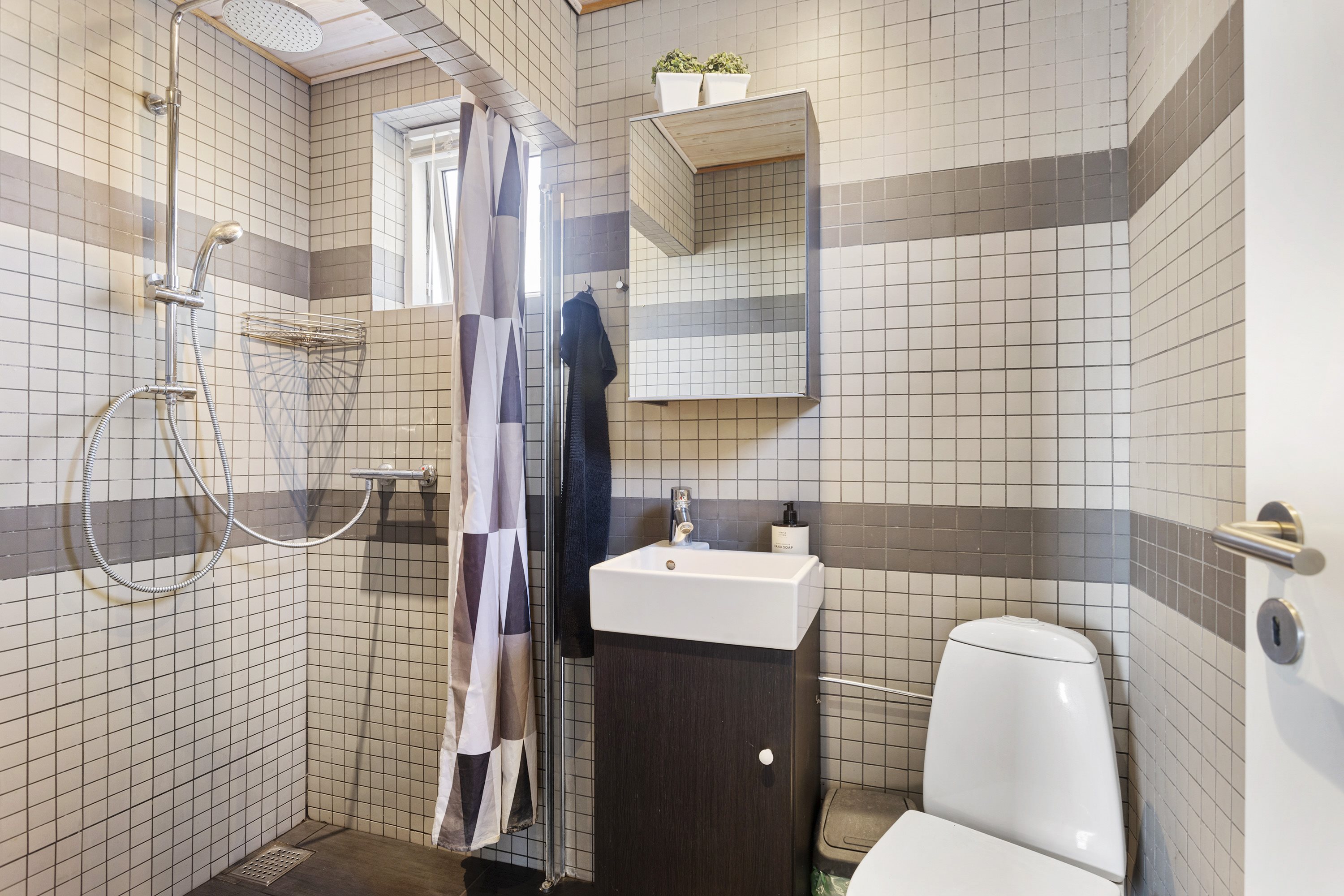 Fremhævet badeværelse billede i fuldskærmstilstand. Billede af Islandsgade 10, 9870 Sindal