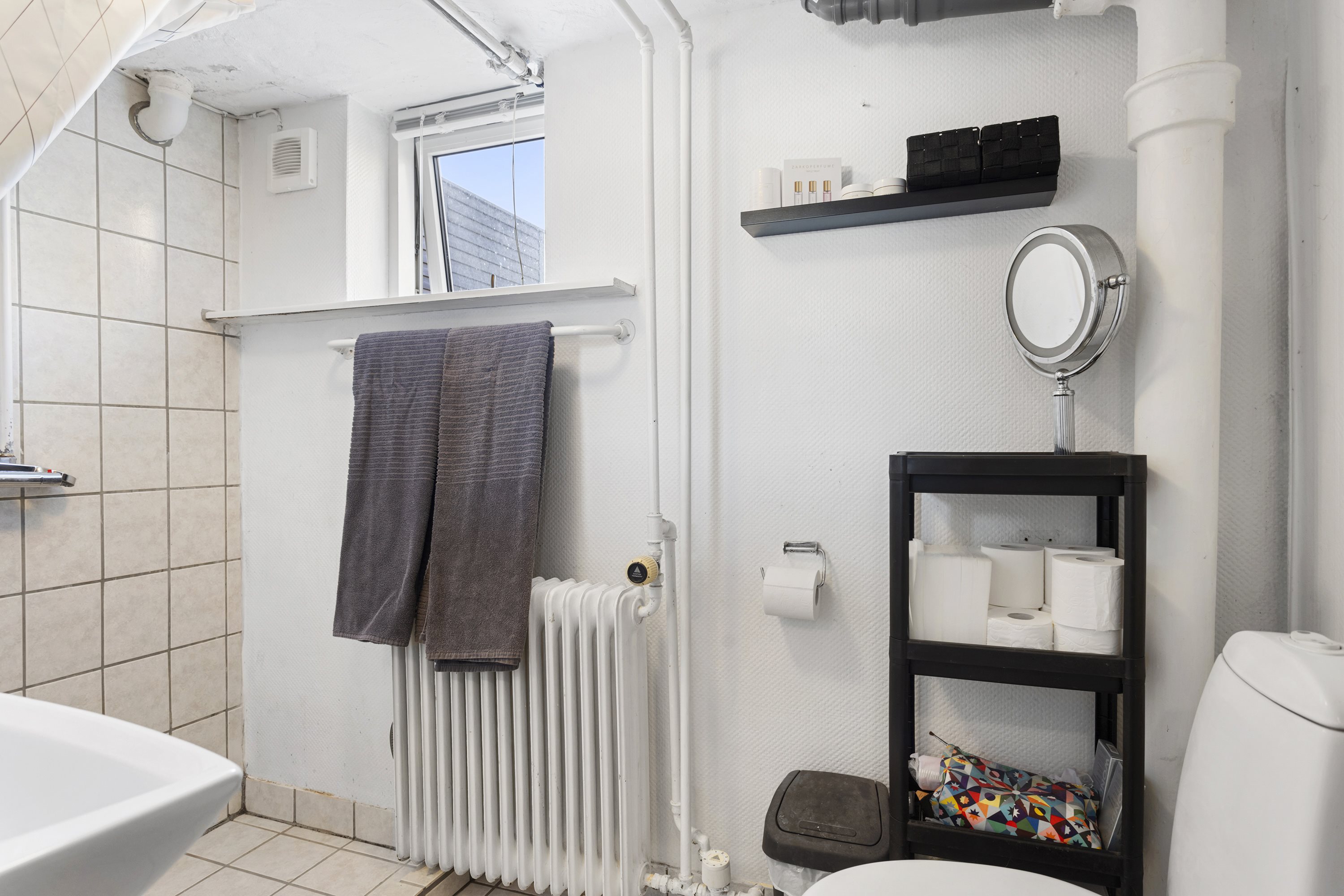 Fremhævet badeværelse billede i fuldskærmstilstand. Billede af Islandsgade 10, 9870 Sindal