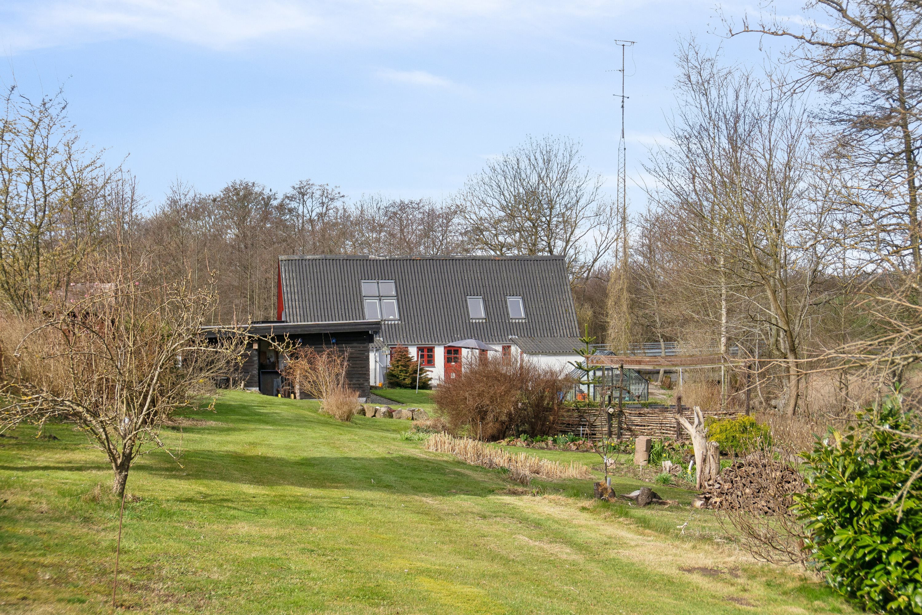 Fremhævet set fra haven billede i fuldskærmstilstand. Billede af Kirkevej 14, 5892 Gudbjerg Sydfyn