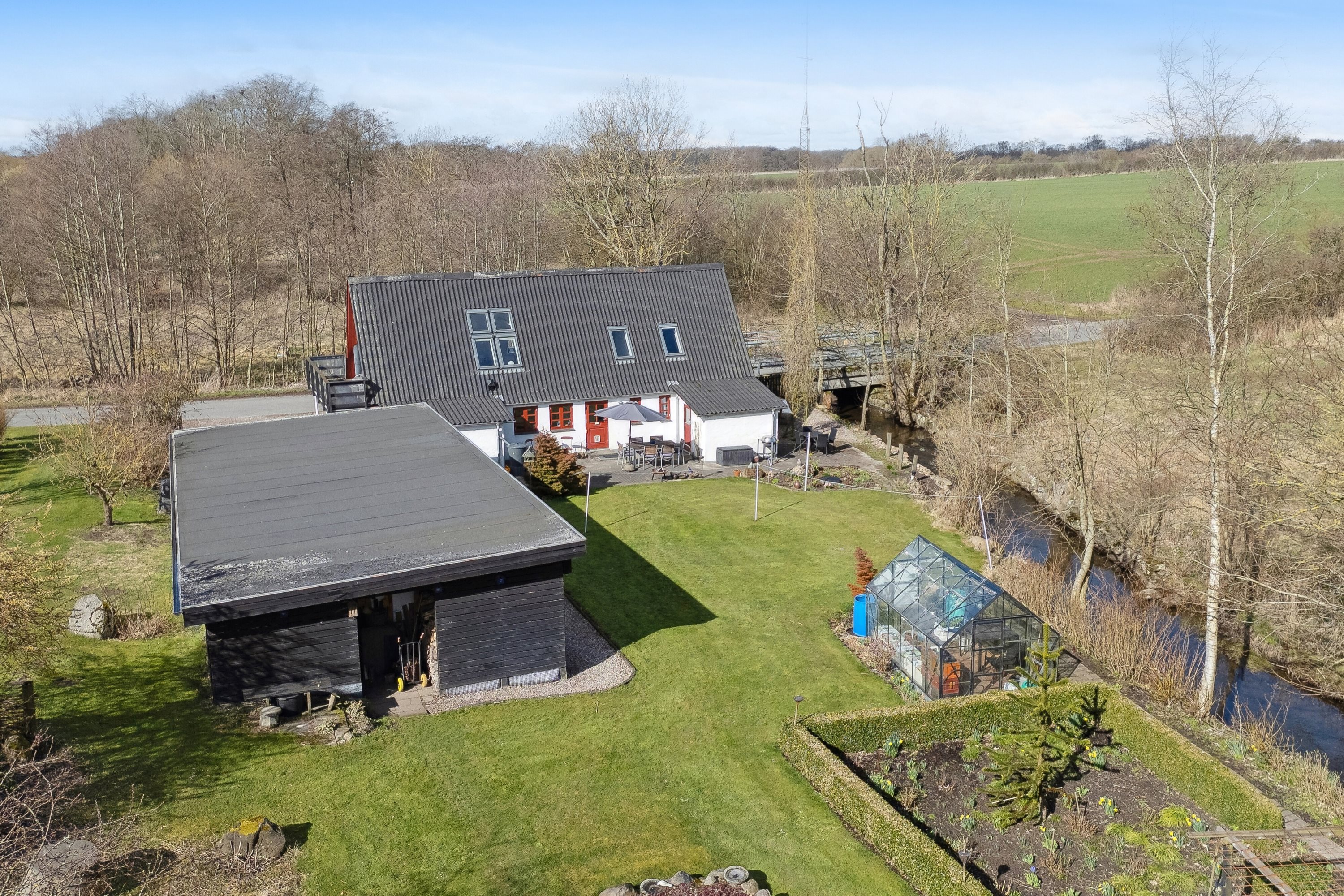 Fremhævet set fra haven billede i fuldskærmstilstand. Billede af Kirkevej 14, 5892 Gudbjerg Sydfyn