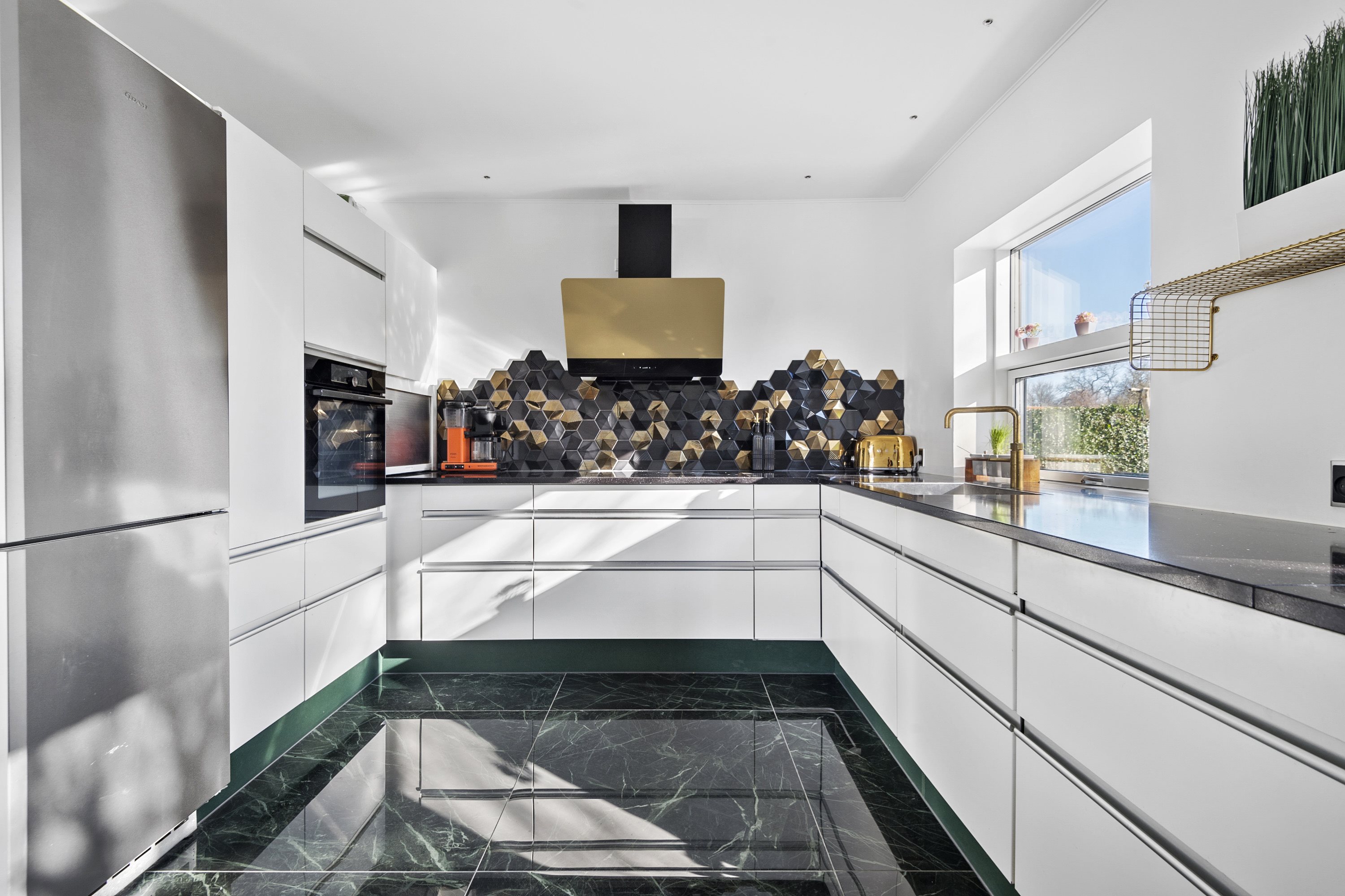 Fremhævet køkken billede i fuldskærmstilstand. Billede af Peder Gydes Vej 27, 6700 Esbjerg