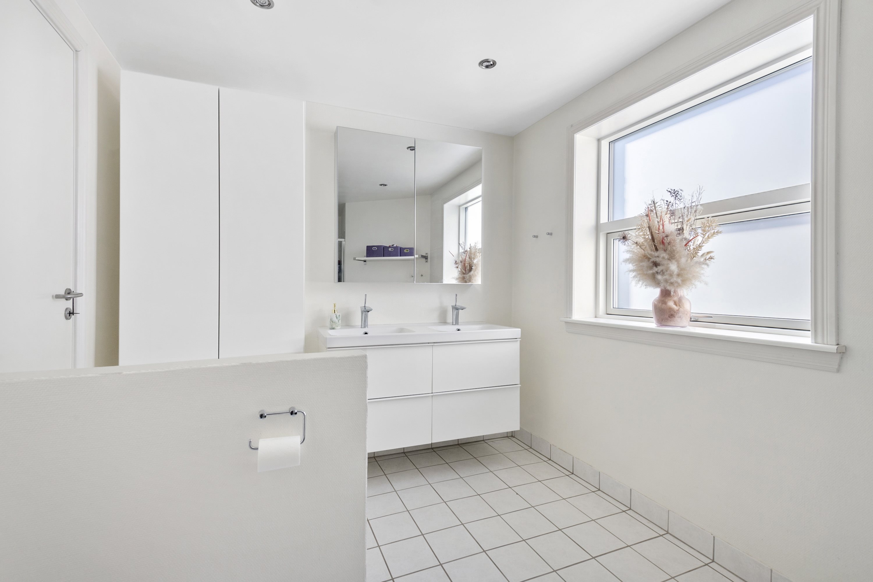 Fremhævet badeværelse billede i fuldskærmstilstand. Billede af Peder Gydes Vej 27, 6700 Esbjerg