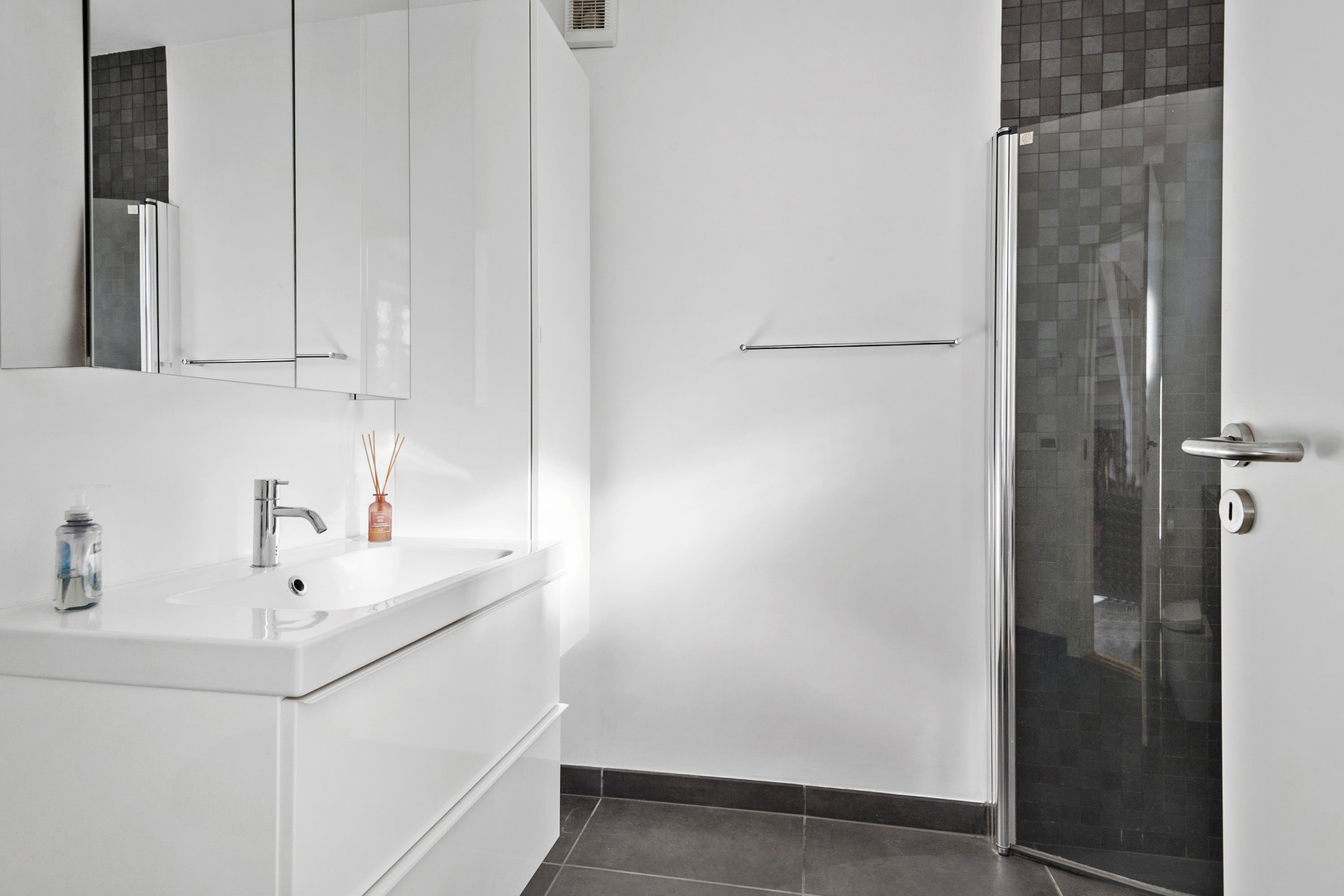 Fremhævet badeværelse billede i fuldskærmstilstand. Billede af Peder Gydes Vej 27, 6700 Esbjerg