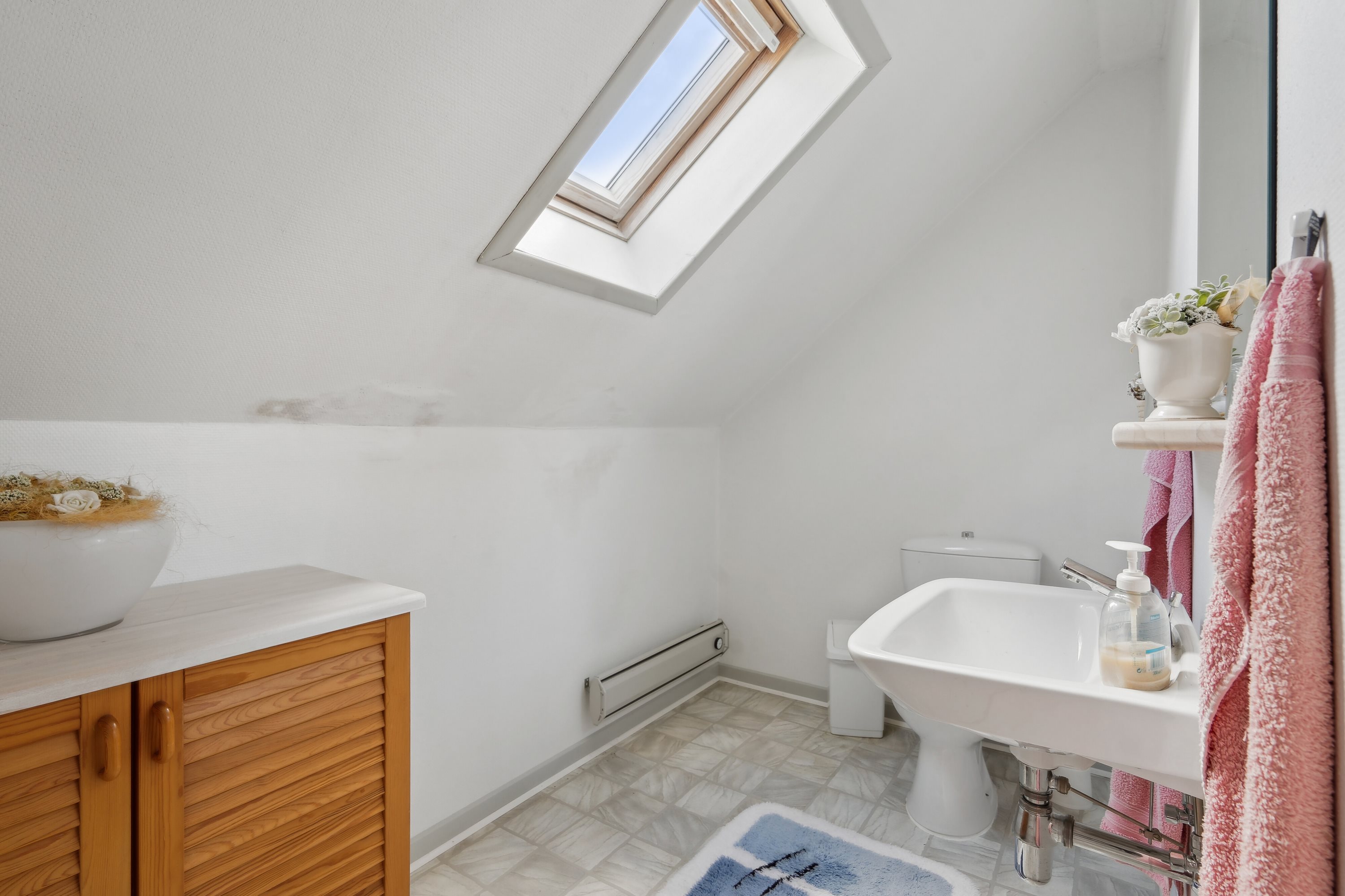 Fremhævet toilet på 1. sal billede i fuldskærmstilstand. Billede af Tøndervej 42, Smedebymark, 6340 Kruså