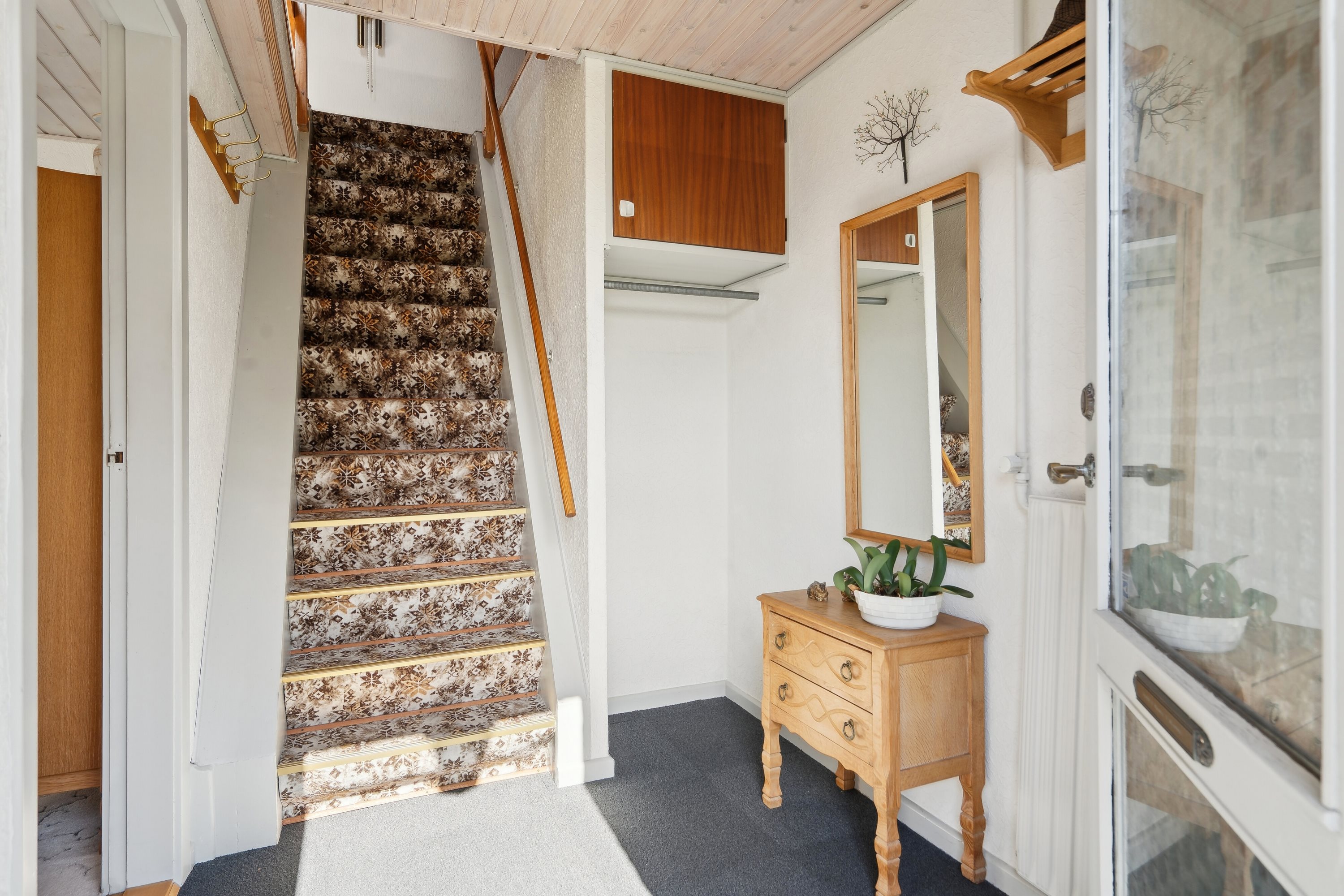 Fremhævet trappe til 1. sal billede i fuldskærmstilstand. Billede af Tøndervej 42, Smedebymark, 6340 Kruså