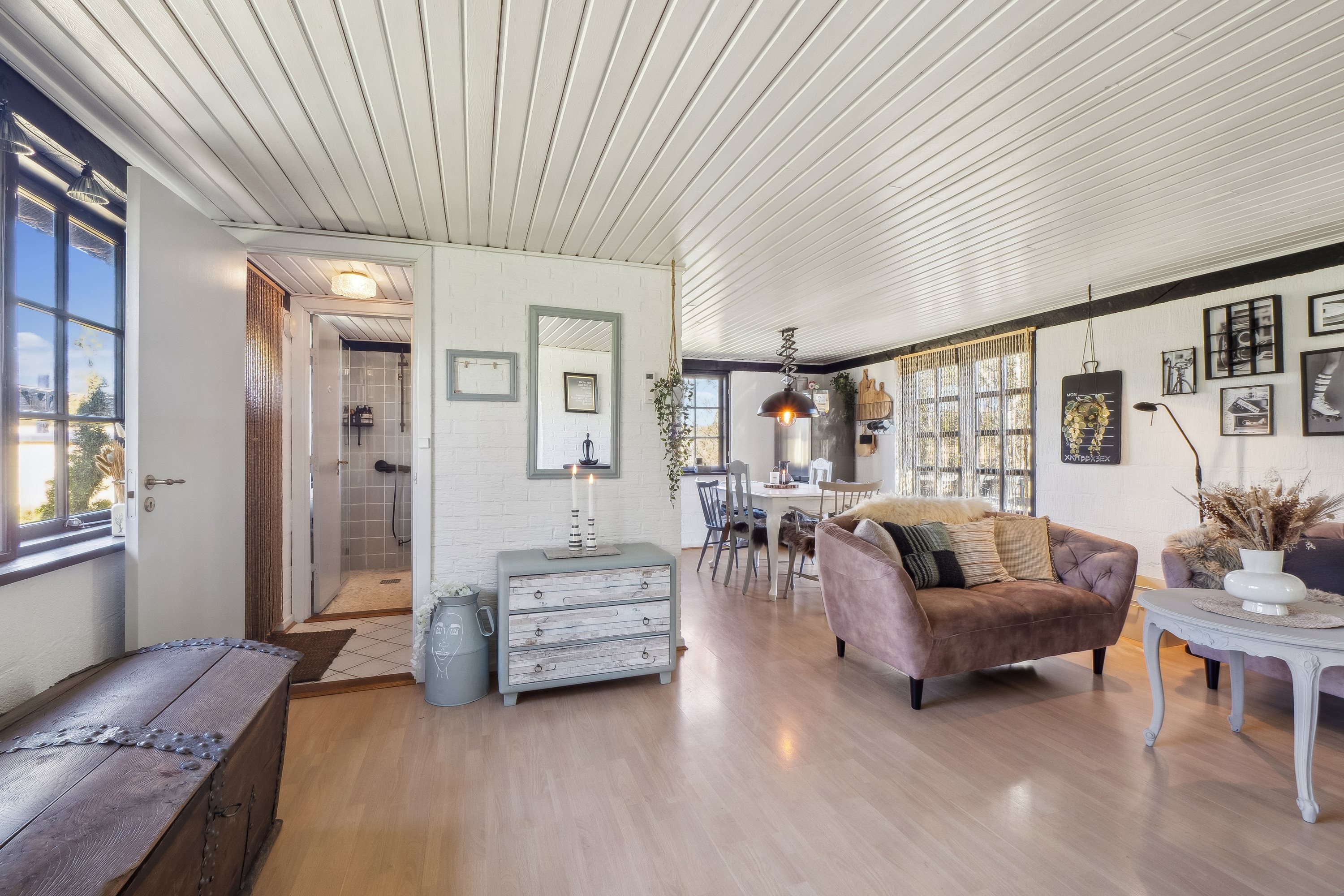 Fremhævet stue billede i fuldskærmstilstand. Billede af Astrup Vig 94, Astrup Vig, 7870 Roslev