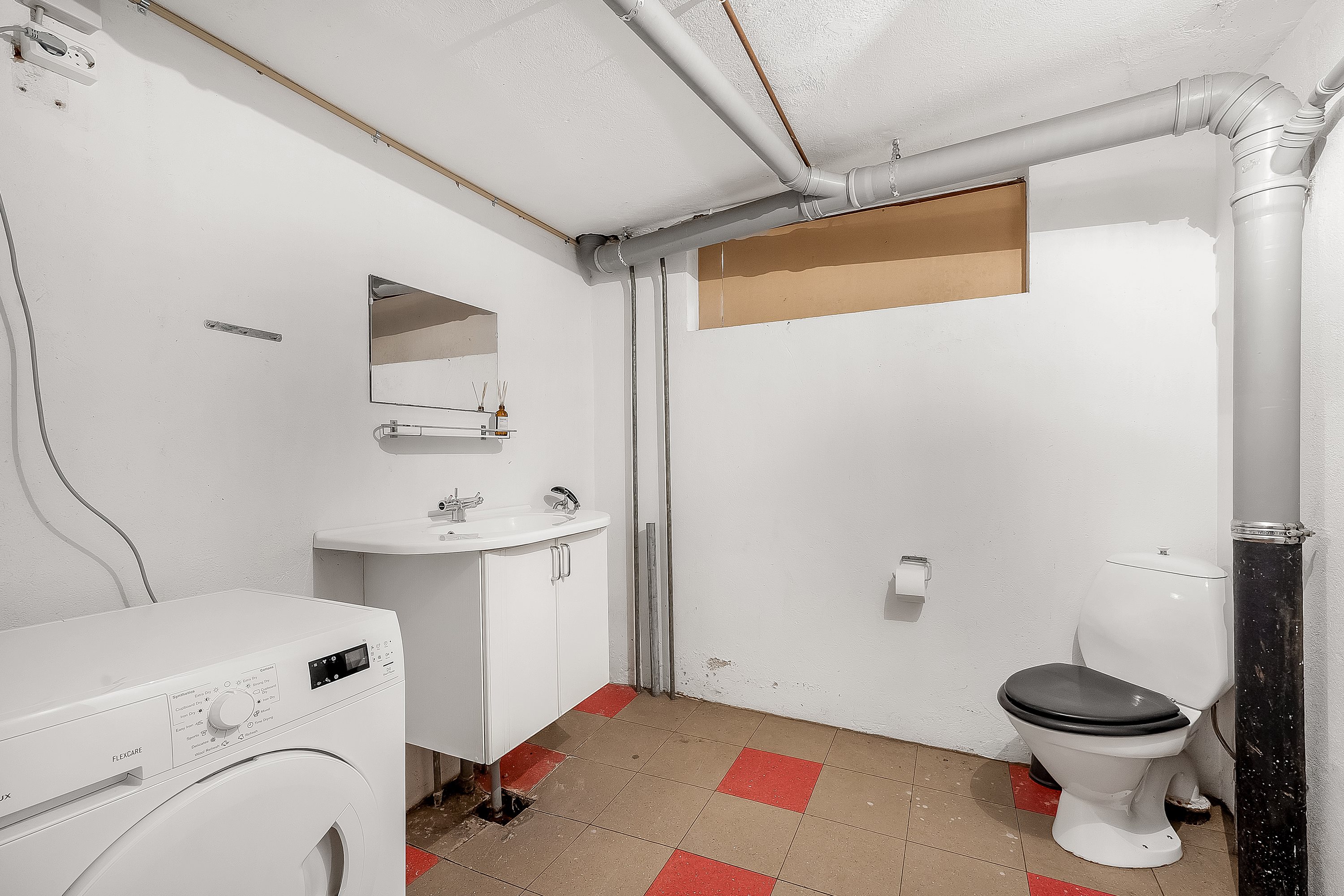 Fremhævet toilet  billede i fuldskærmstilstand. Billede af Tingagervej 9, Hanning, 6900 Skjern