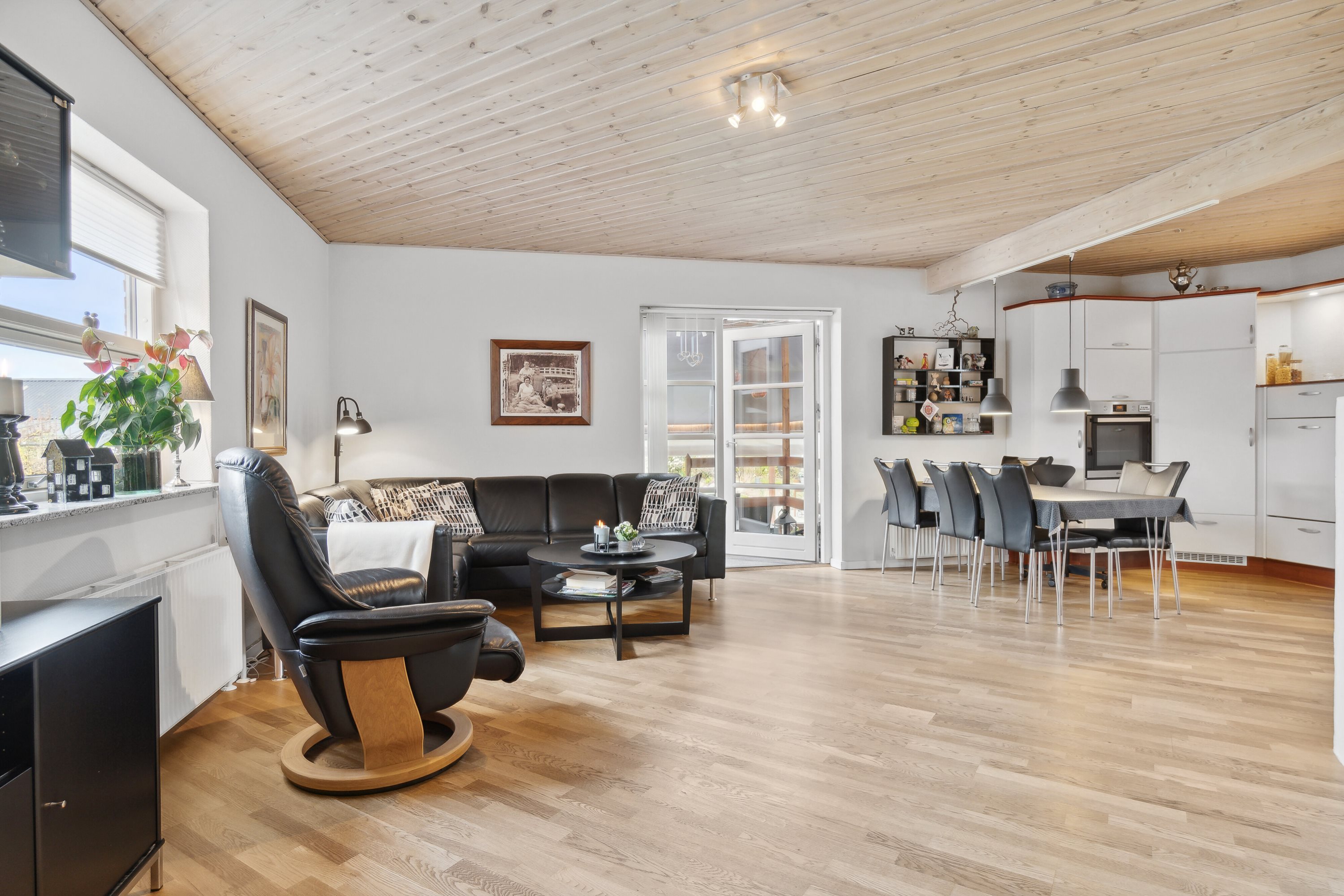 Fremhævet stue billede i fuldskærmstilstand. Billede af Jens Baks Vej 6, 9640 Farsø