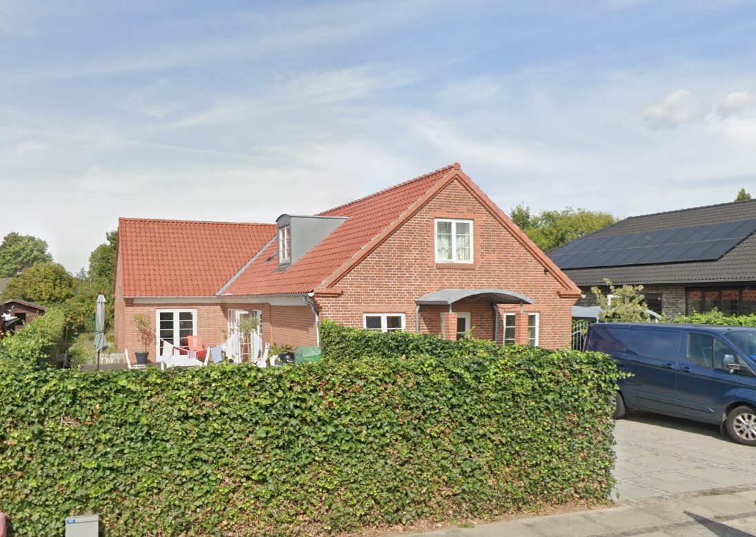 Fremhævet street view billede i fuldskærmstilstand. Billede af Hyttebovej 10, 2660 Brøndby Strand