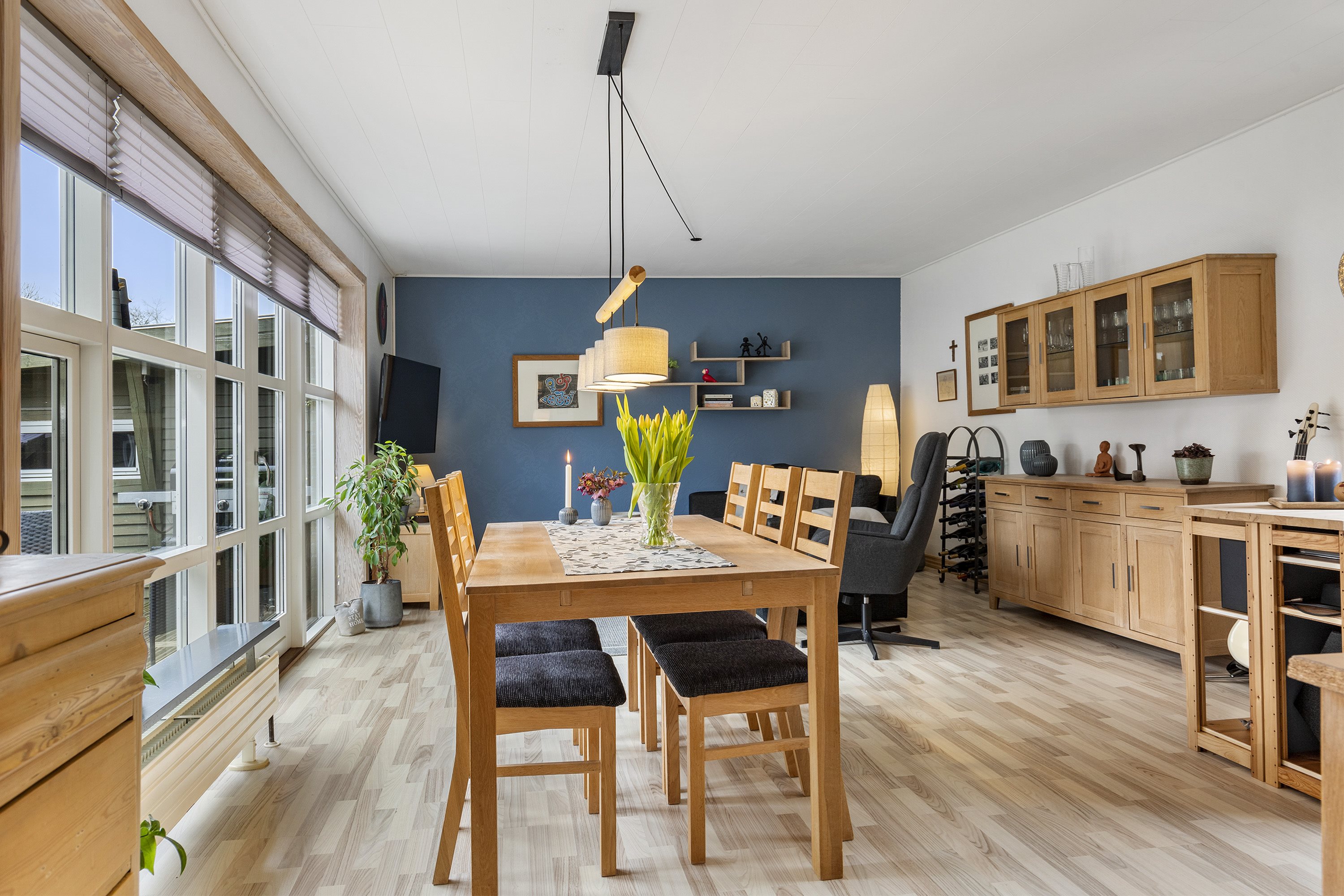 Fremhævet stue billede i fuldskærmstilstand. Billede af F.S.Brønsteds Vej 12, 9760 Vrå