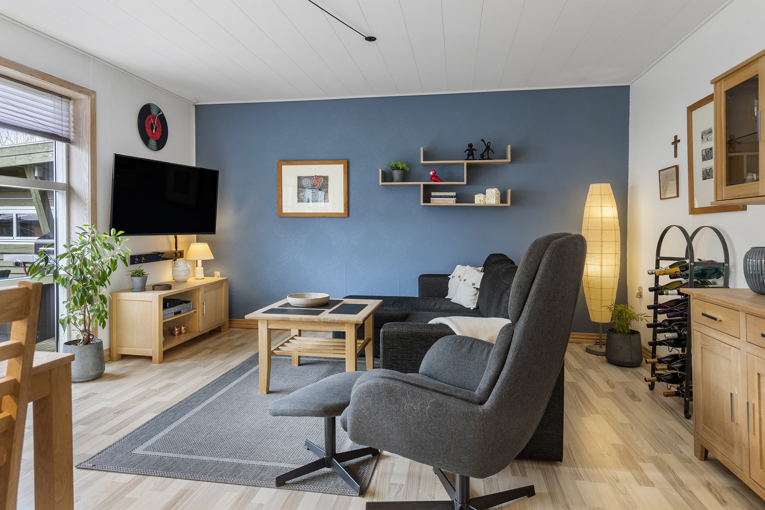 Fremhævet stue billede i fuldskærmstilstand. Billede af F.S.Brønsteds Vej 12, 9760 Vrå