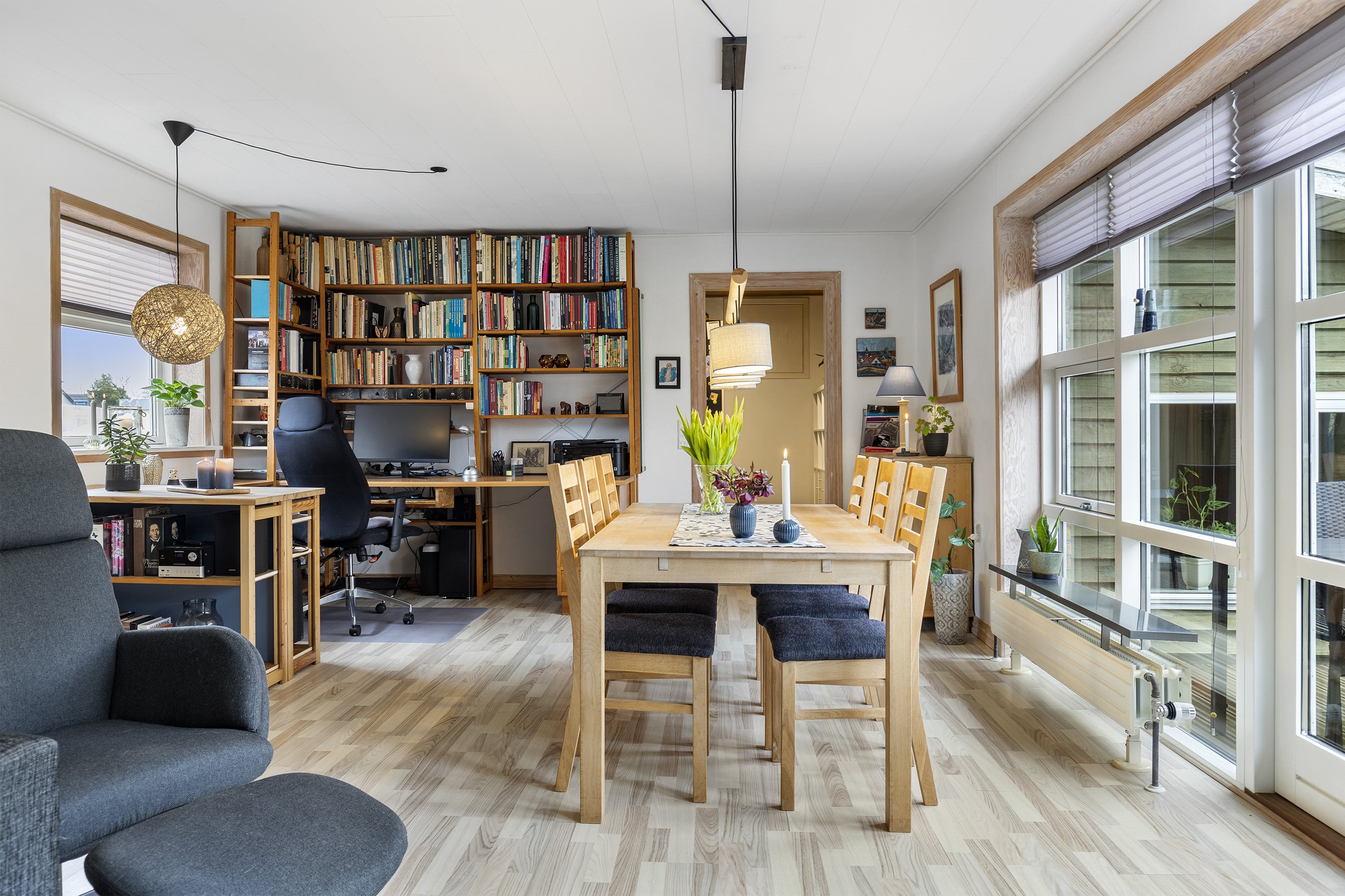 Fremhævet stue billede i fuldskærmstilstand. Billede af F.S.Brønsteds Vej 12, 9760 Vrå