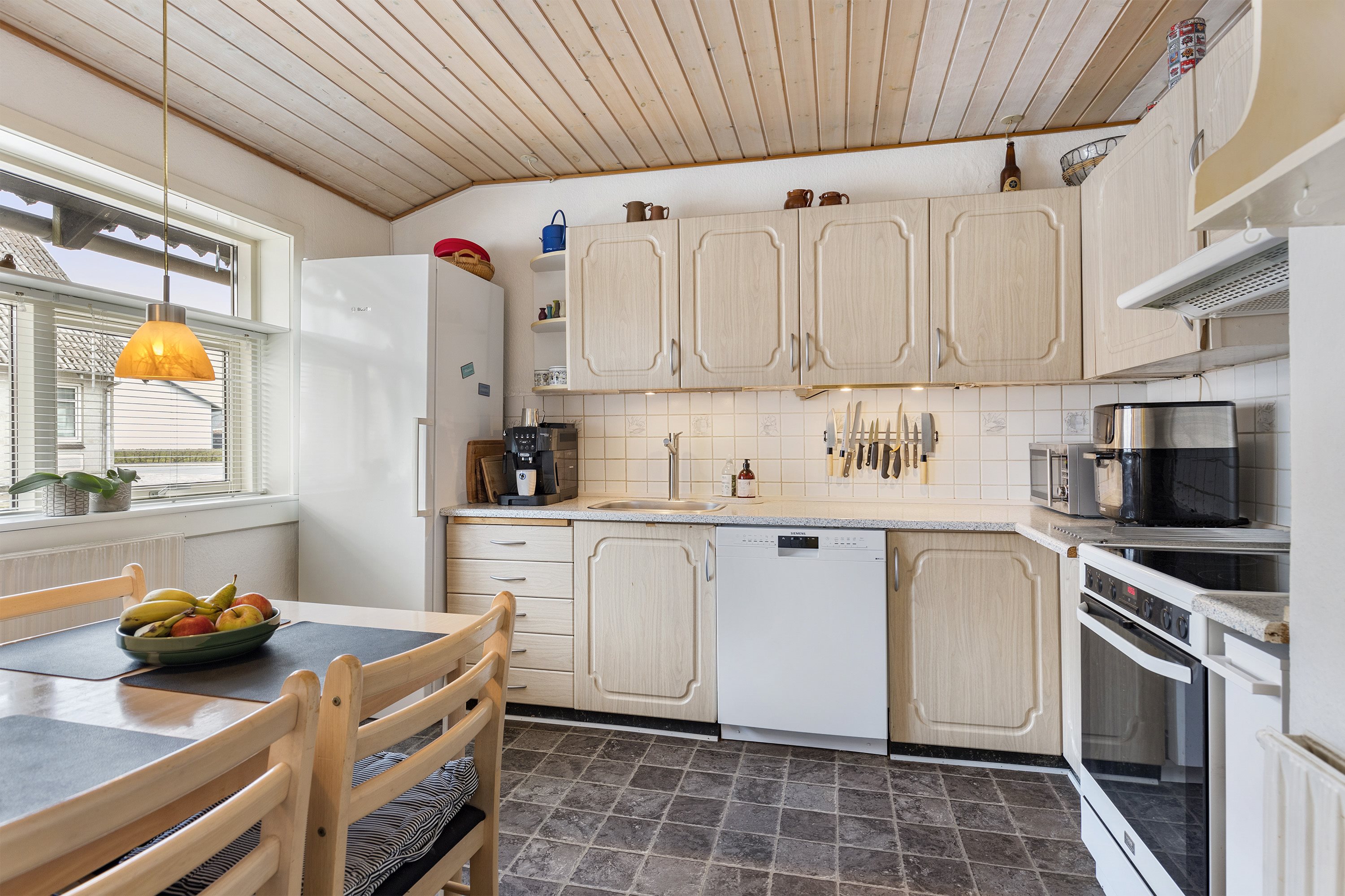 Miniaturebillede 1: køkken. Billede af F.S.Brønsteds Vej 12, 9760 Vrå