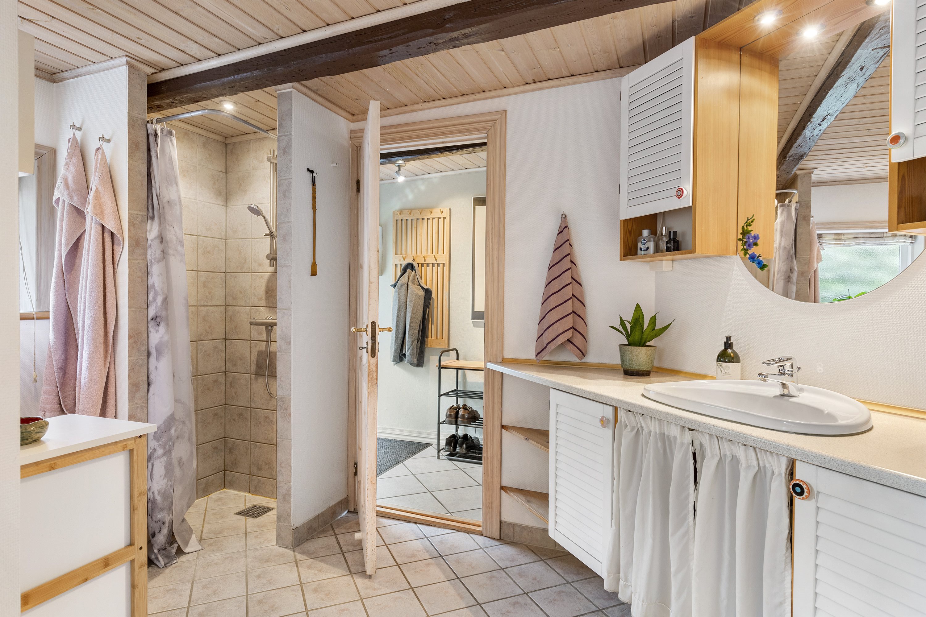 Fremhævet badeværelse billede i fuldskærmstilstand. Billede af F.S.Brønsteds Vej 12, 9760 Vrå