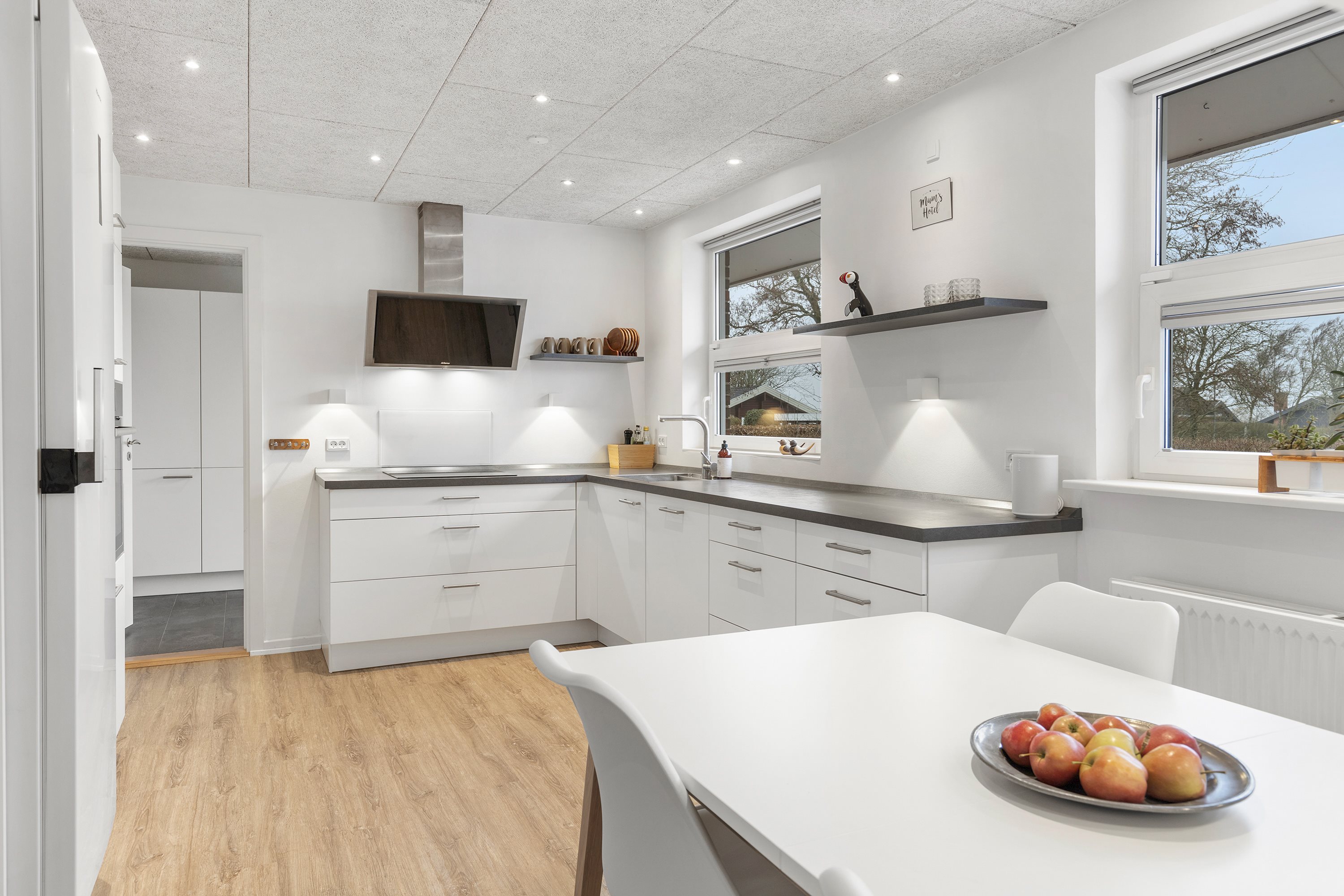 Fremhævet køkken billede i fuldskærmstilstand. Billede af Rosenholmvej 6, 9800 Hjørring