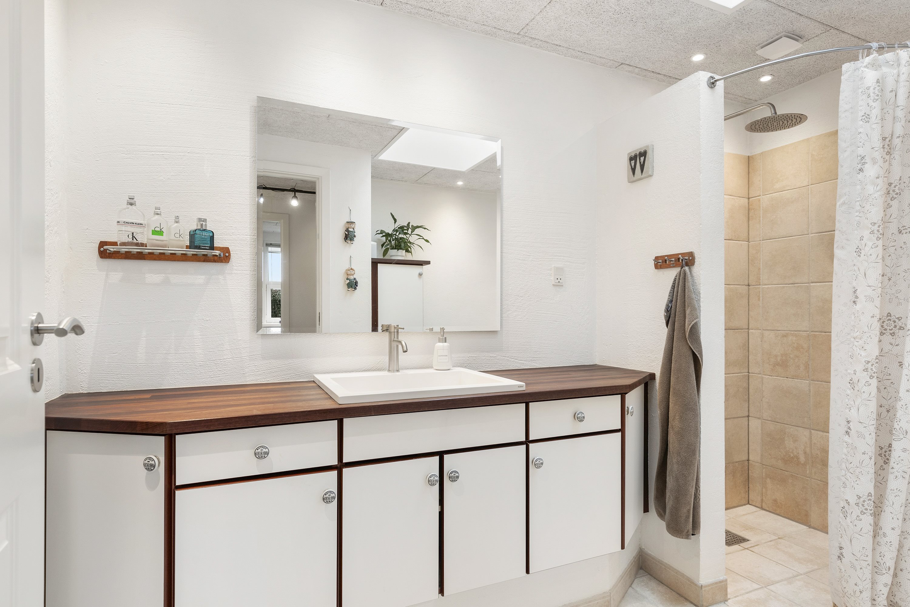 Fremhævet badeværelse billede i fuldskærmstilstand. Billede af Rosenholmvej 6, 9800 Hjørring