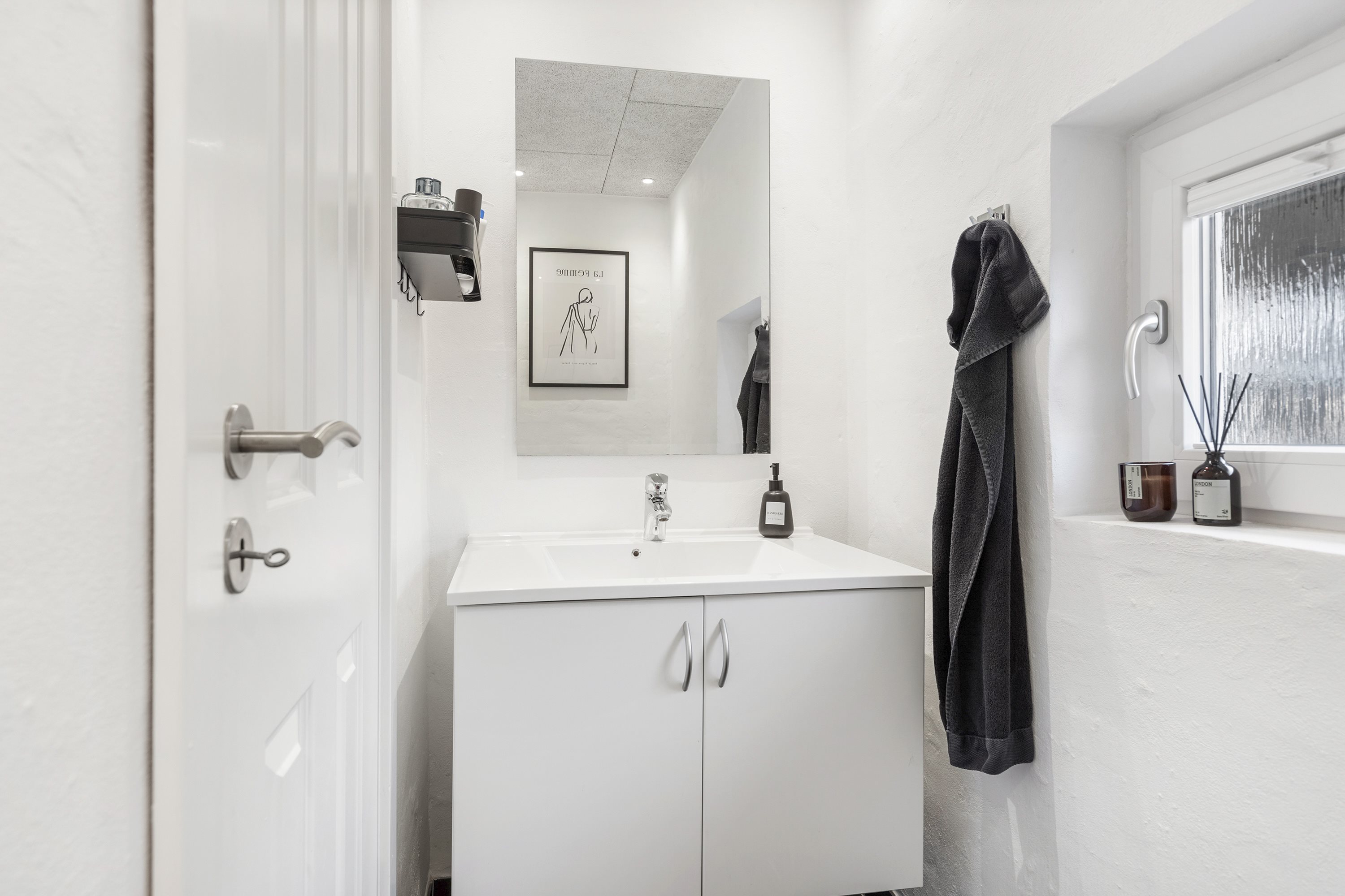 Fremhævet toilet billede i fuldskærmstilstand. Billede af Rosenholmvej 6, 9800 Hjørring