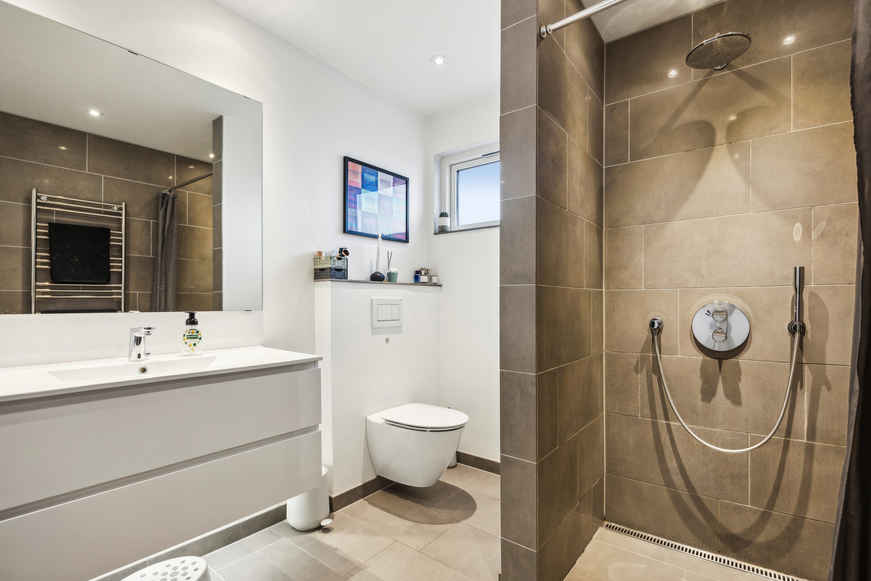 Fremhævet badeværelse billede i fuldskærmstilstand. Billede af Bollen 14, 9362 Gandrup