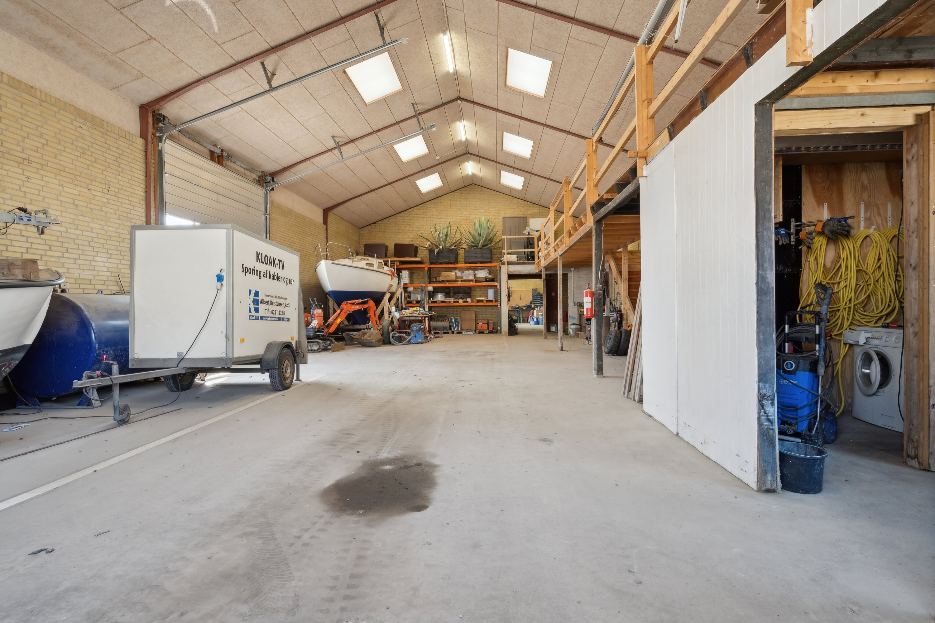 Fremhævet hal billede i fuldskærmstilstand. Billede af Trappehavevej 6, Tved, 5700 Svendborg