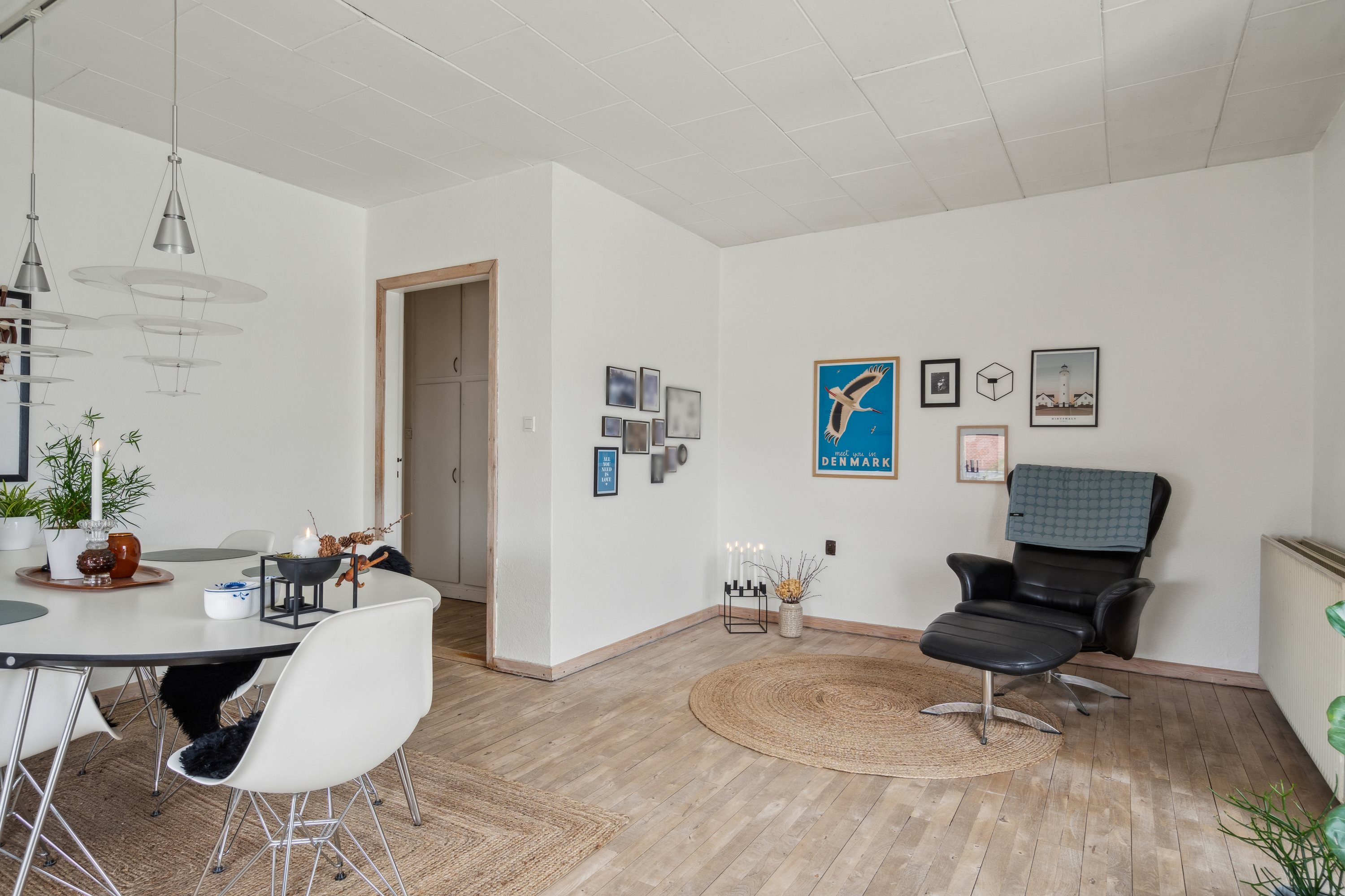 Fremhævet stue billede i fuldskærmstilstand. Billede af Mågevej 17, 9850 Hirtshals