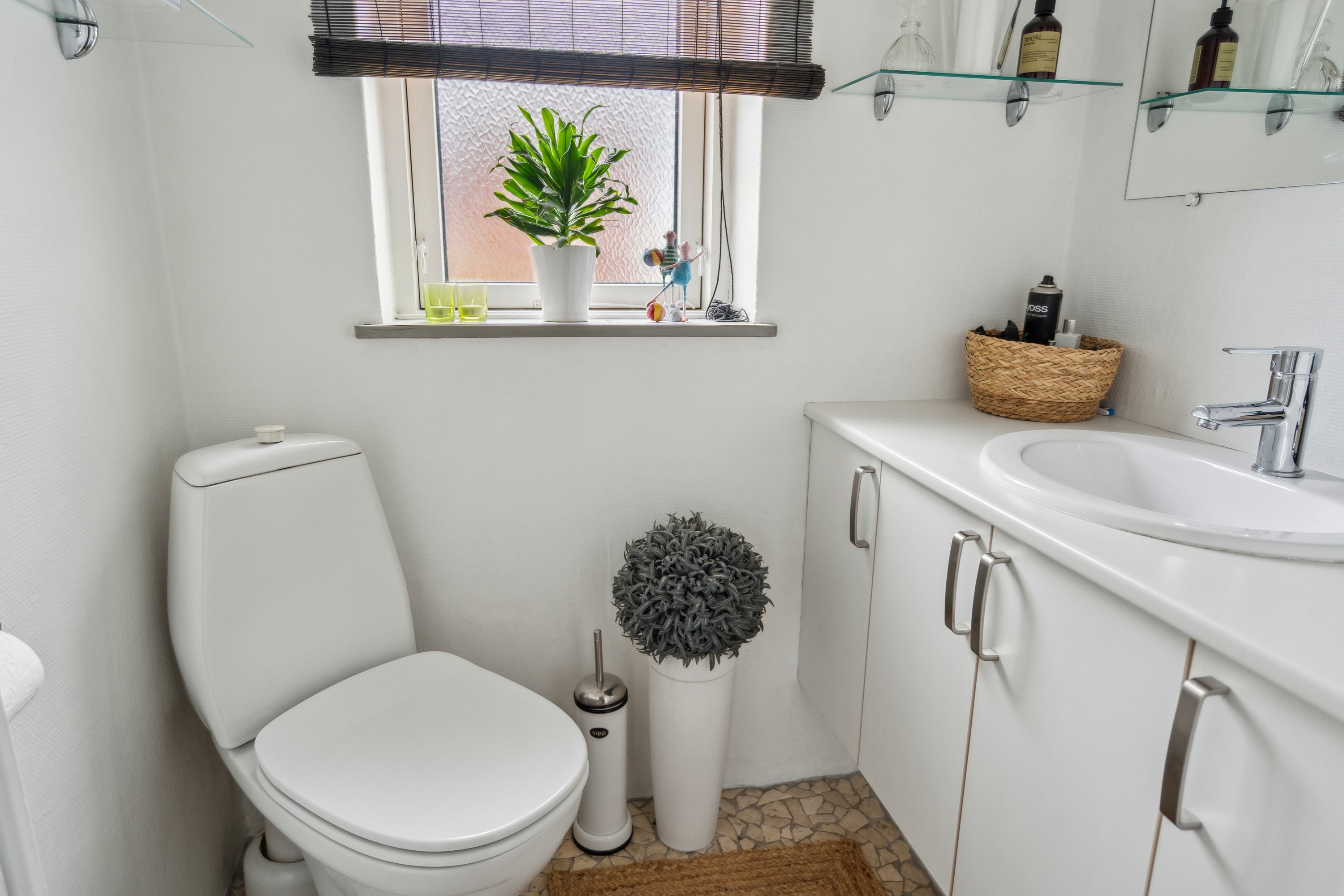 Fremhævet toilet billede i fuldskærmstilstand. Billede af Mågevej 17, 9850 Hirtshals