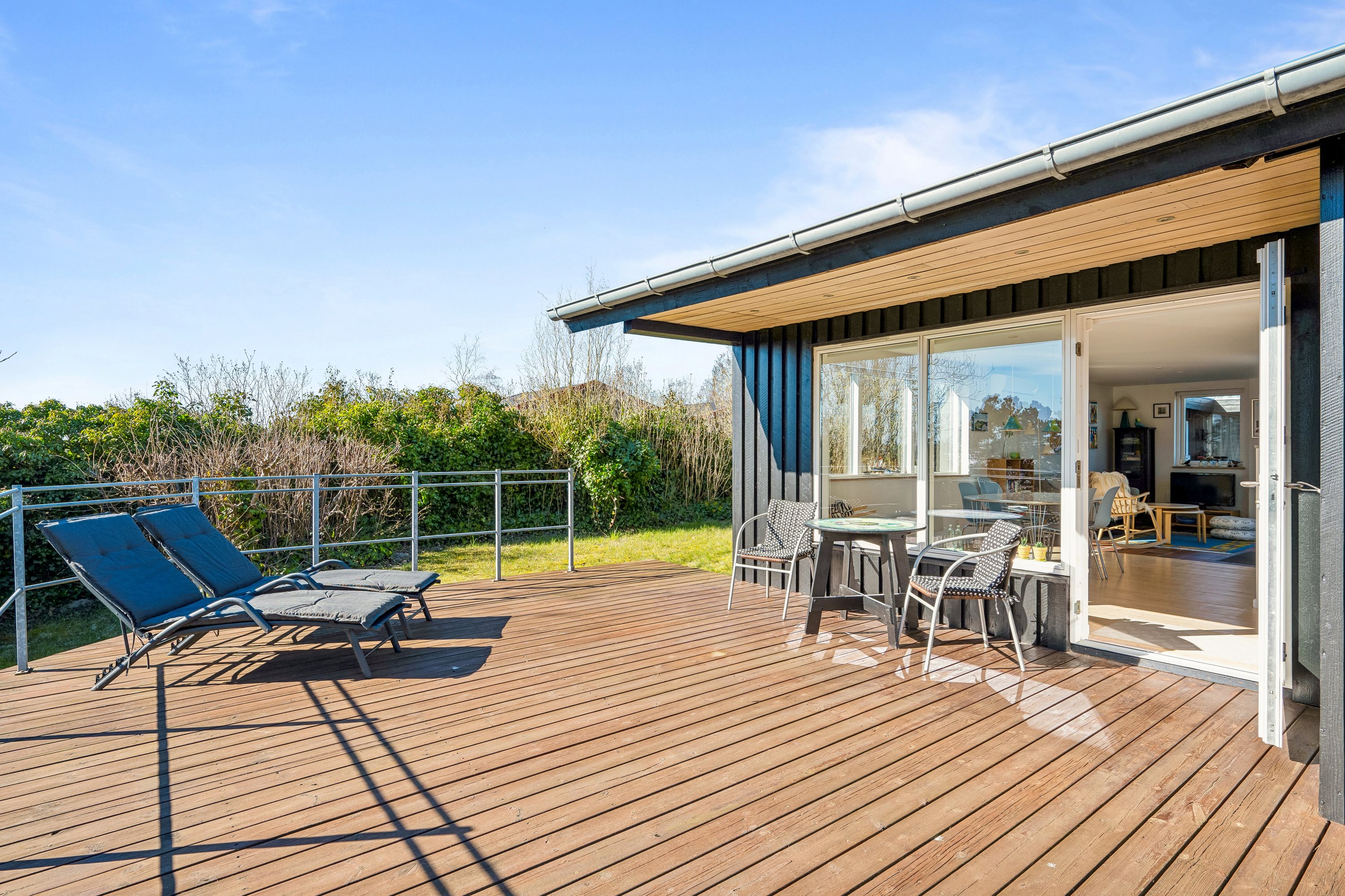 Fremhævet terrasse billede i fuldskærmstilstand. Billede af Strands Havvej 12, Begtrup Vig, 8420 Knebel