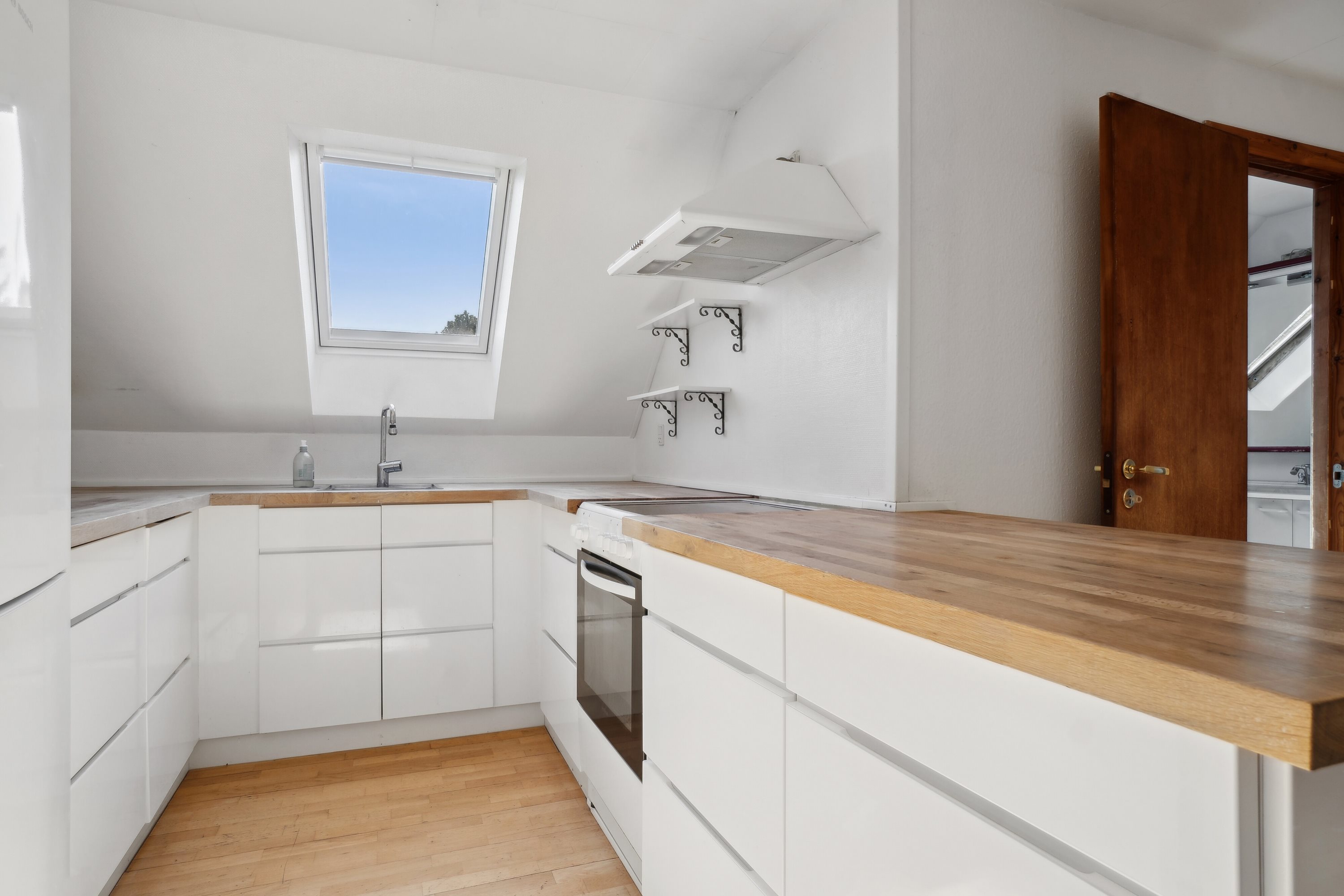 Fremhævet køkken billede i fuldskærmstilstand. Billede af Lille Kregmevej 10A, 1., Kregme, 3300 Frederiksværk