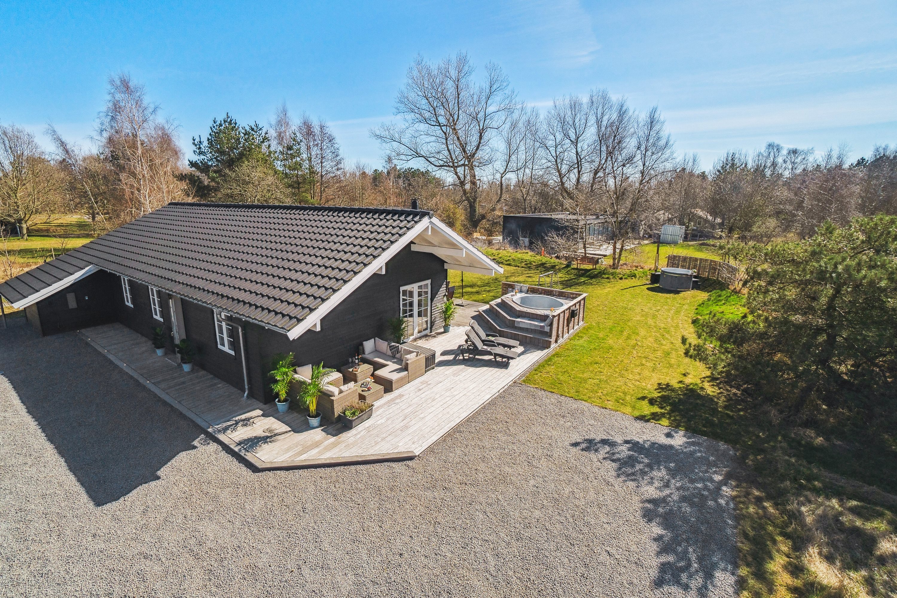 Fremhævet set fra vejen billede i fuldskærmstilstand. Billede af Strandløkken 18, Pedersker, 3720 Aakirkeby