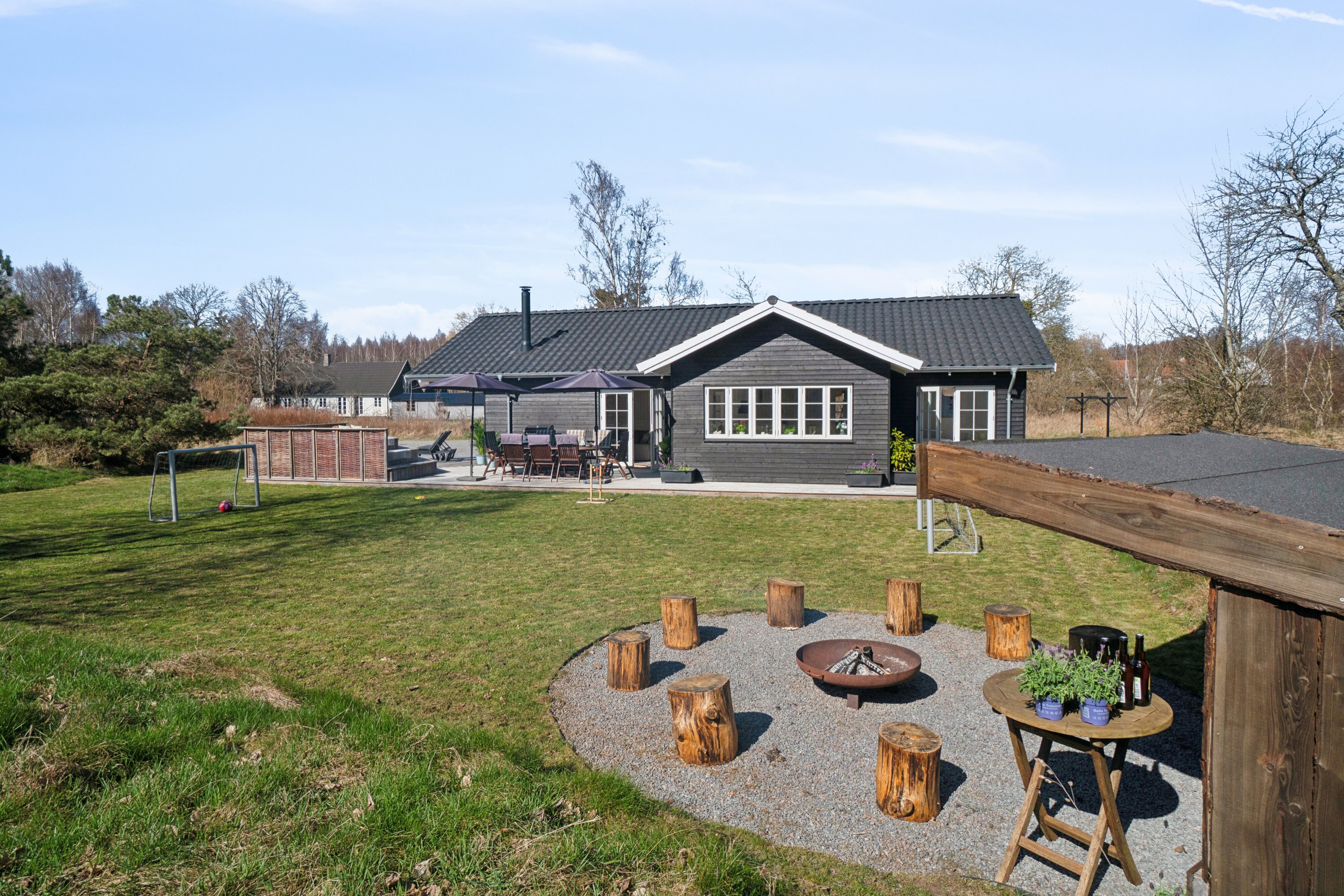 Fremhævet set fra haven billede i fuldskærmstilstand. Billede af Strandløkken 18, Pedersker, 3720 Aakirkeby