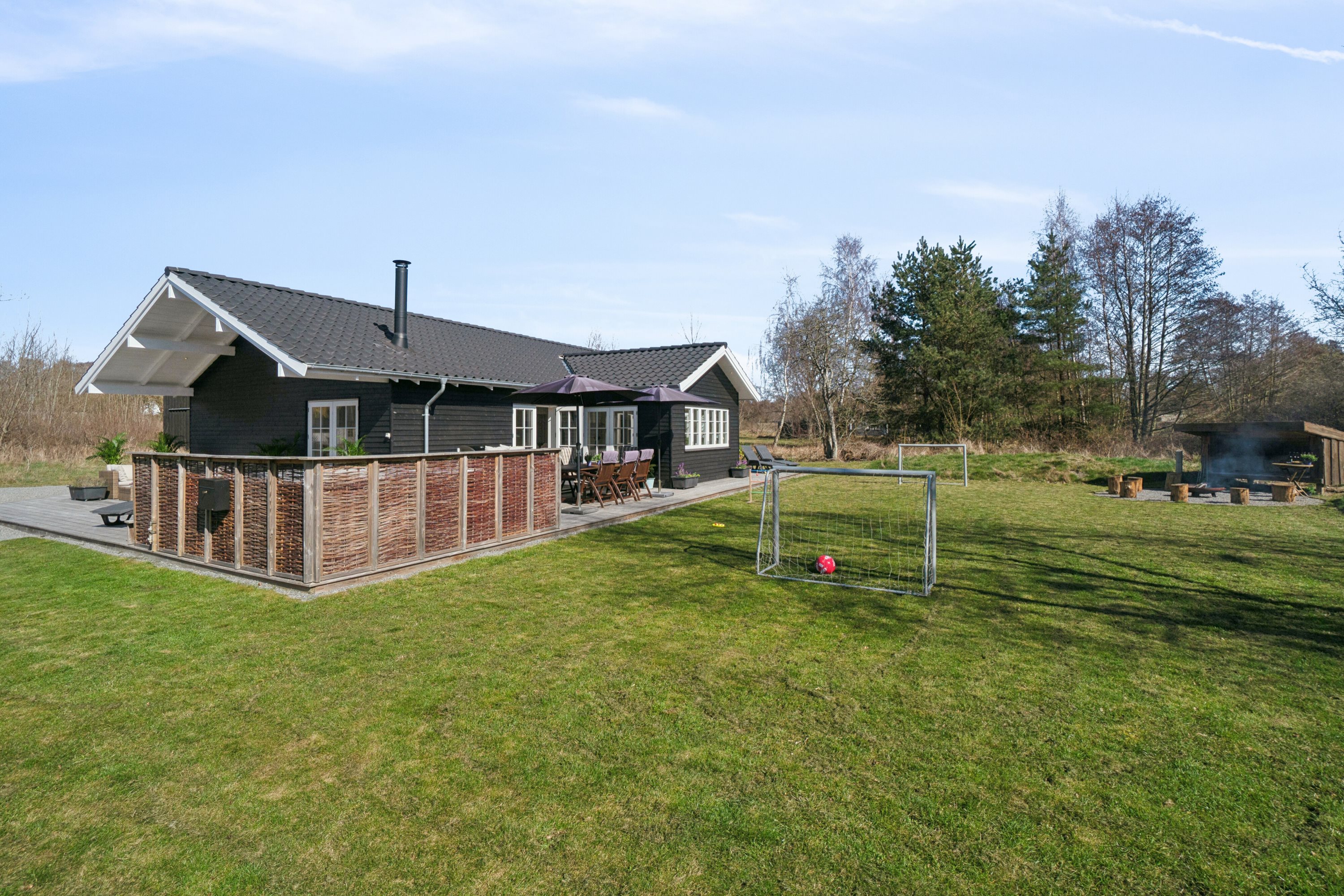 Fremhævet set fra haven billede i fuldskærmstilstand. Billede af Strandløkken 18, Pedersker, 3720 Aakirkeby